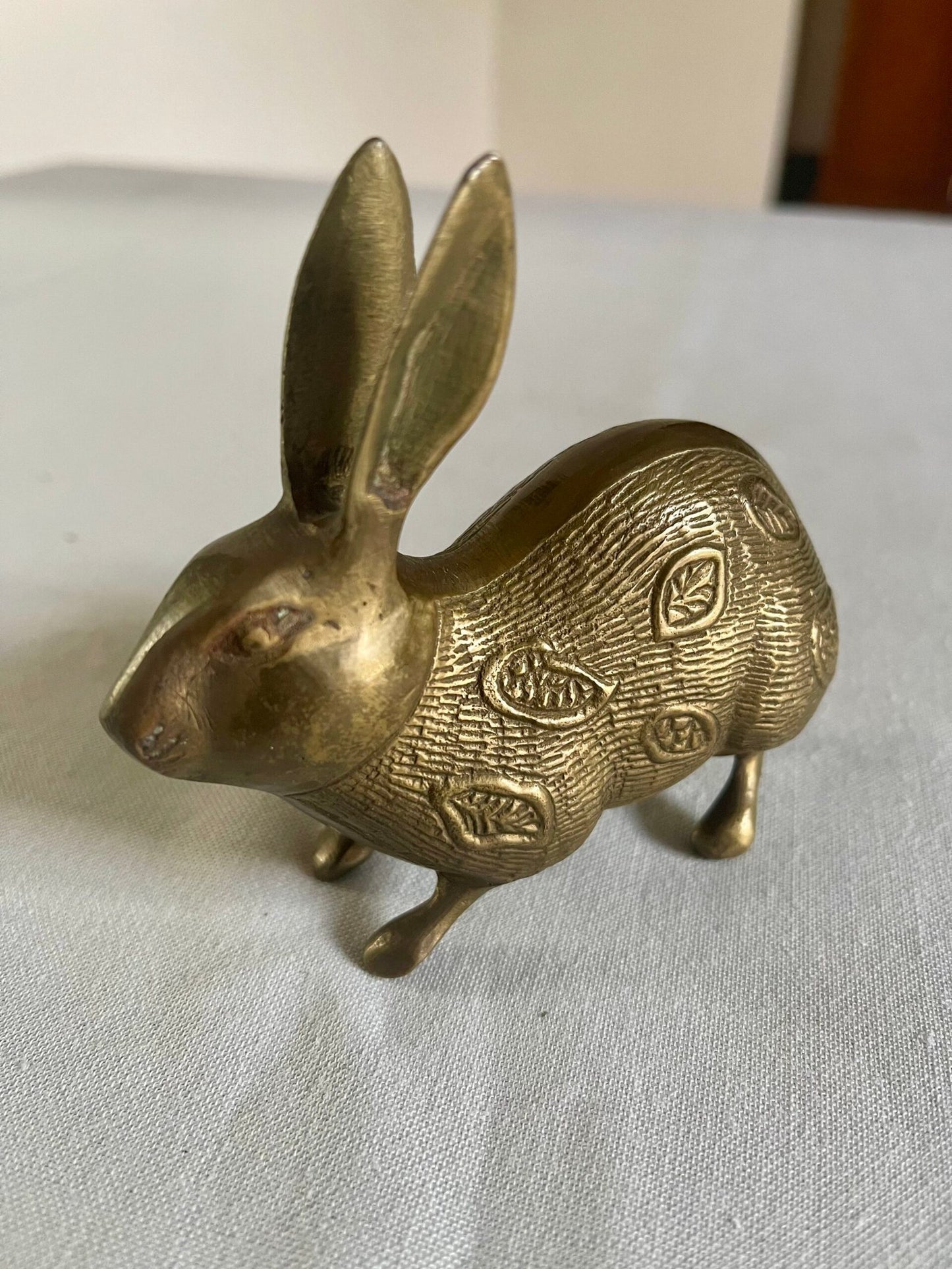 Statuetta di Coniglio/Lepre in Bronzo con Decorazioni Orientali