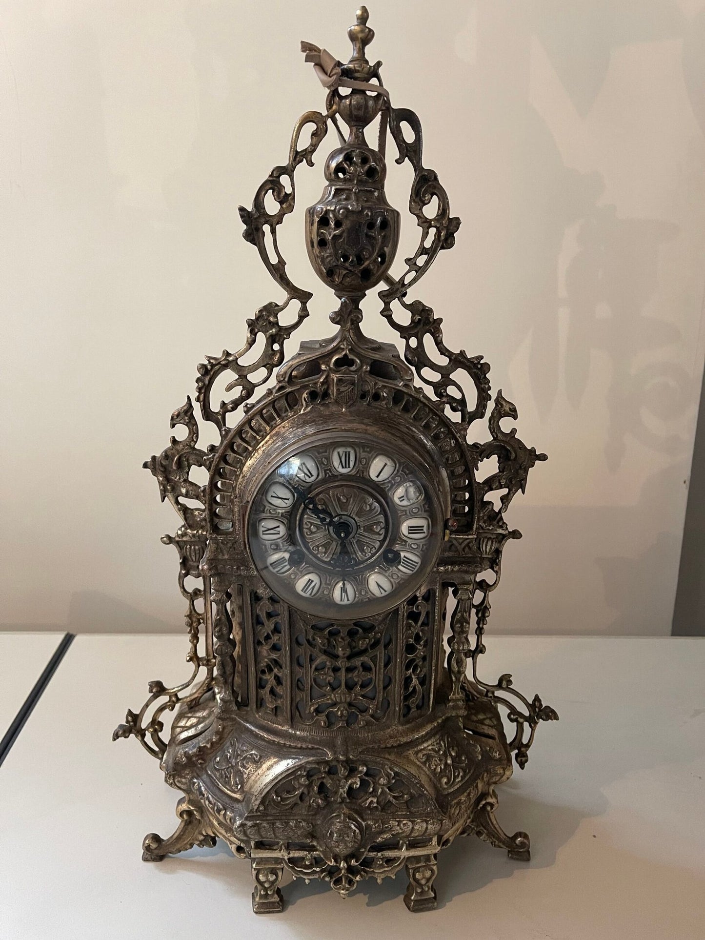 Orologio da tavolo in bronzo cesellato – Epoca tardo '800 / inizi '900