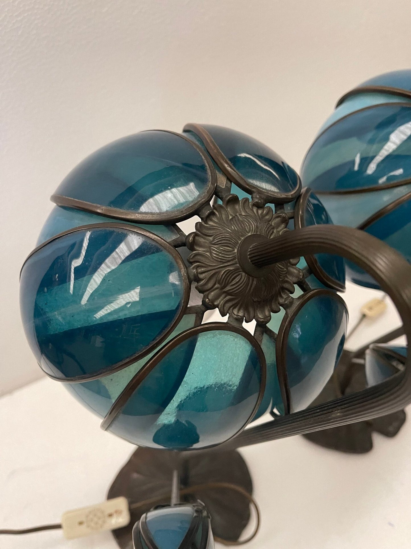 Coppia di lampade da tavolo stile Tiffany «Ninfea».