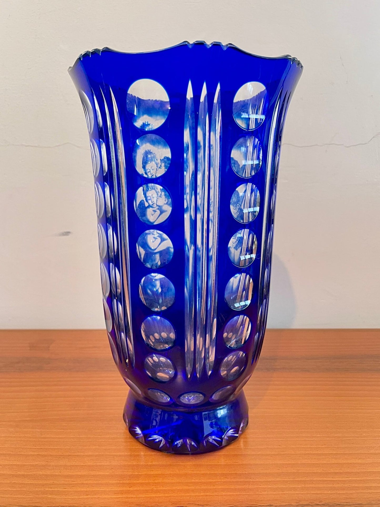 Vaso in Cristallo Blu con Intagli e Dettagli Cherubini – Artigianato di Lusso