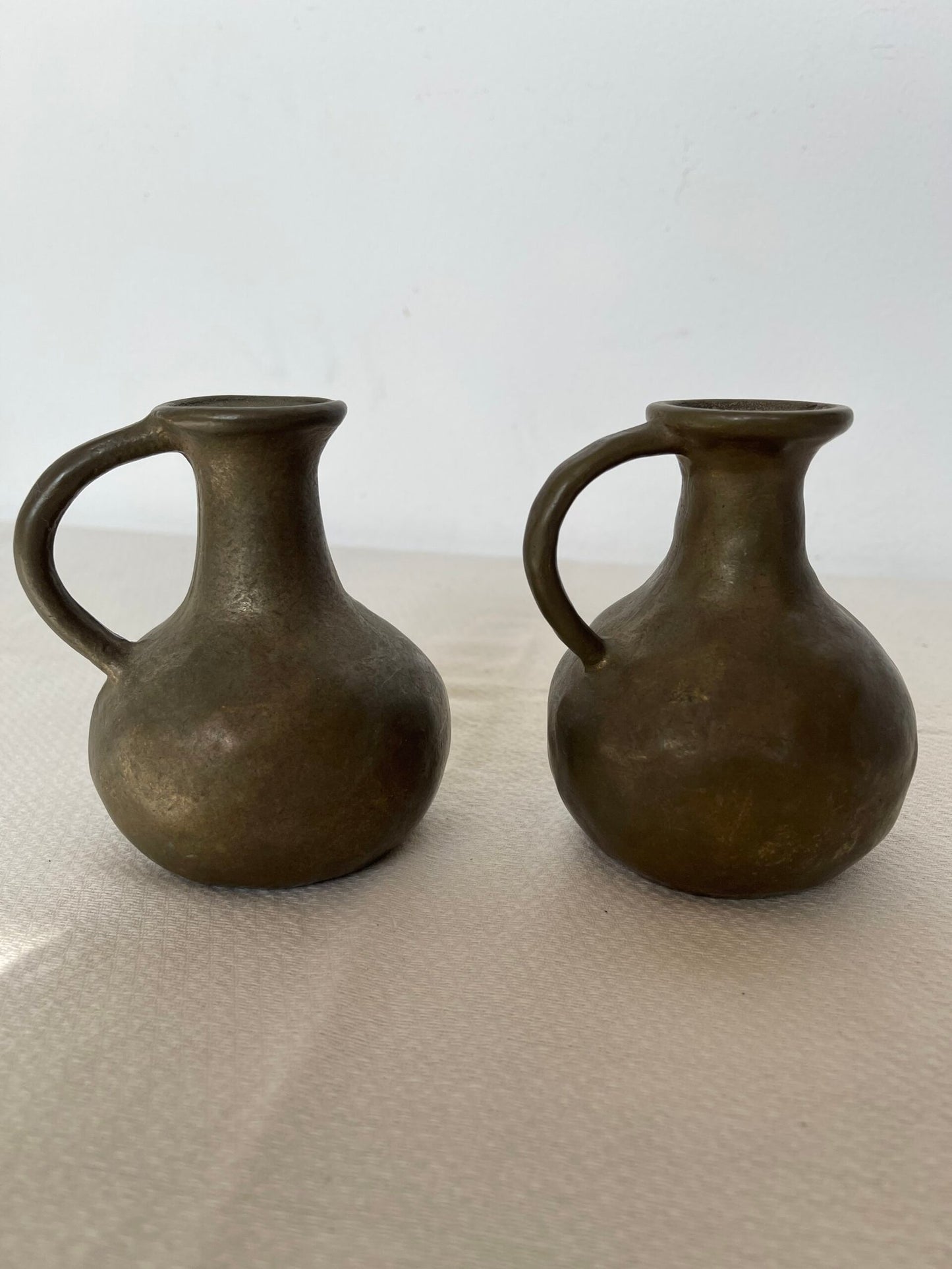 Coppia di Mini Brocche in Bronzo o Ottone – Stile Rustico