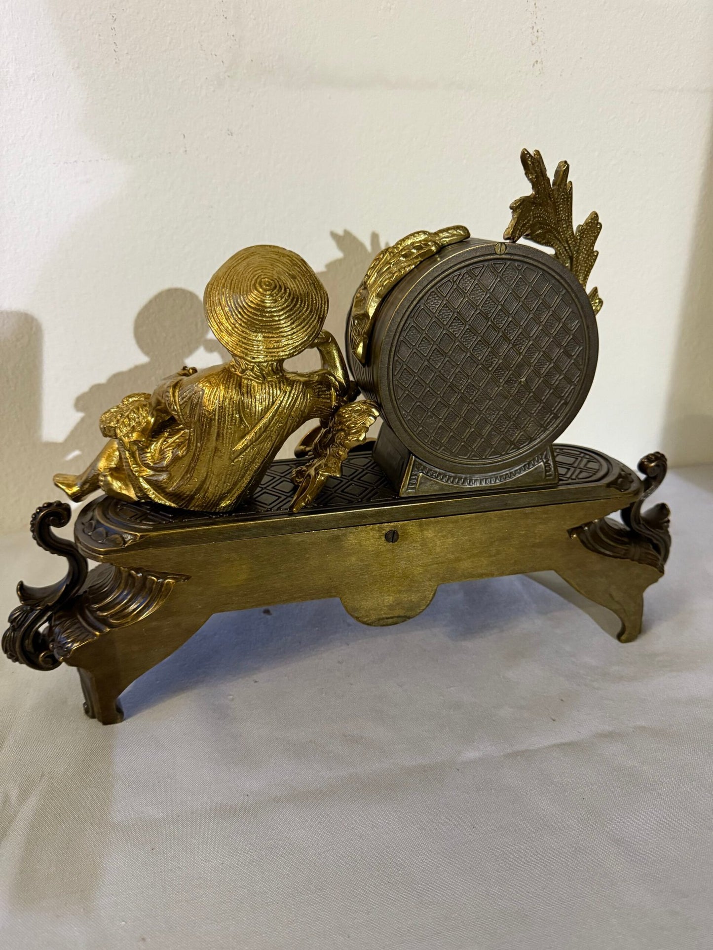 orologio da tavolo in Bronzo Dorato con Putto e Dettagli Classici