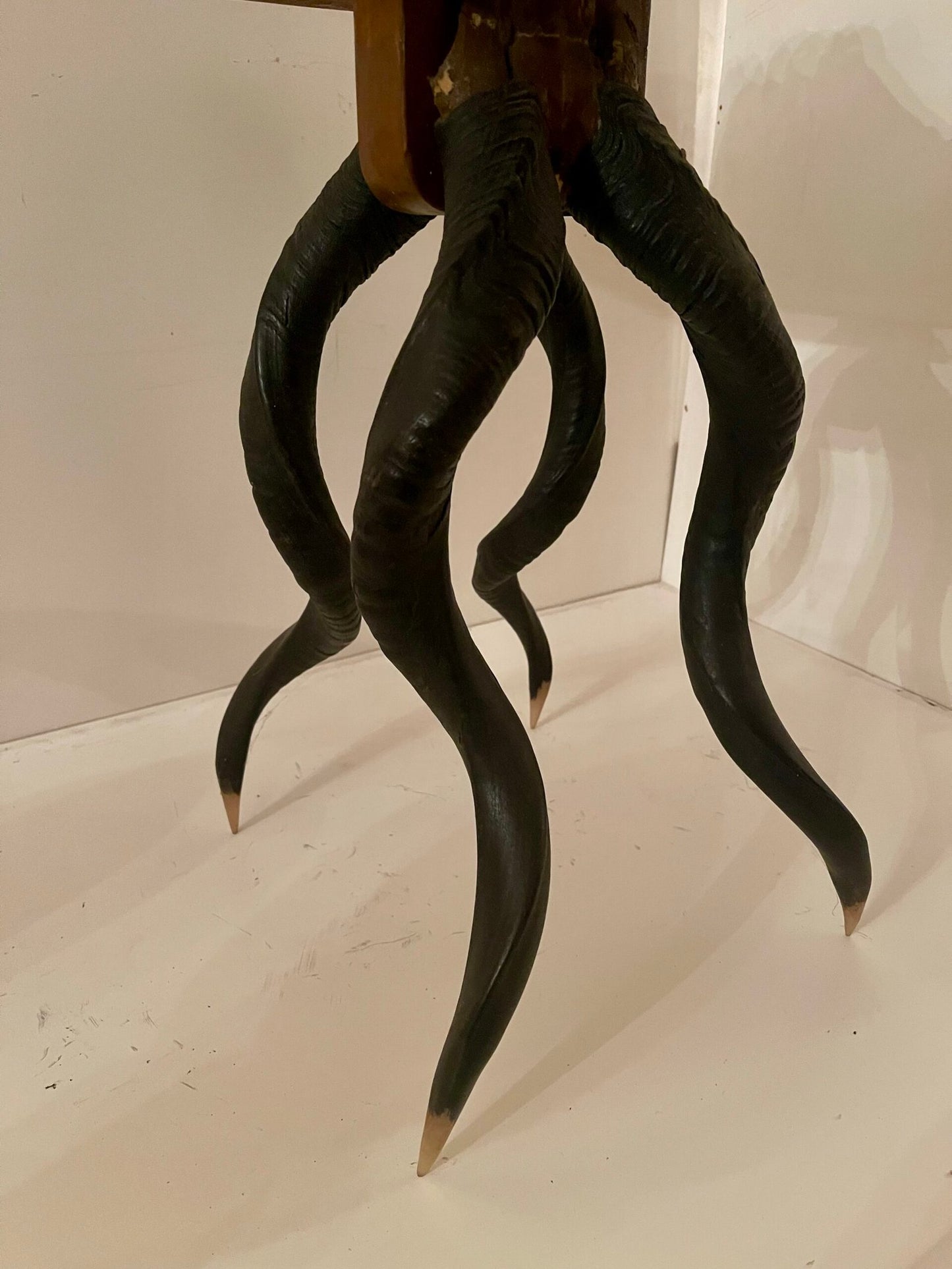 "Esotismo e Forza" – Tavolino scultura con figura femminile e gambe a corno