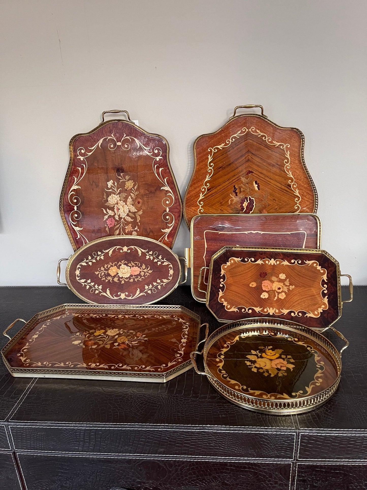 Elegante collezione di vassoi in legno intarsiato rappresenta un’armoniosa fusione di artigianato raffinato e design senza tempo.