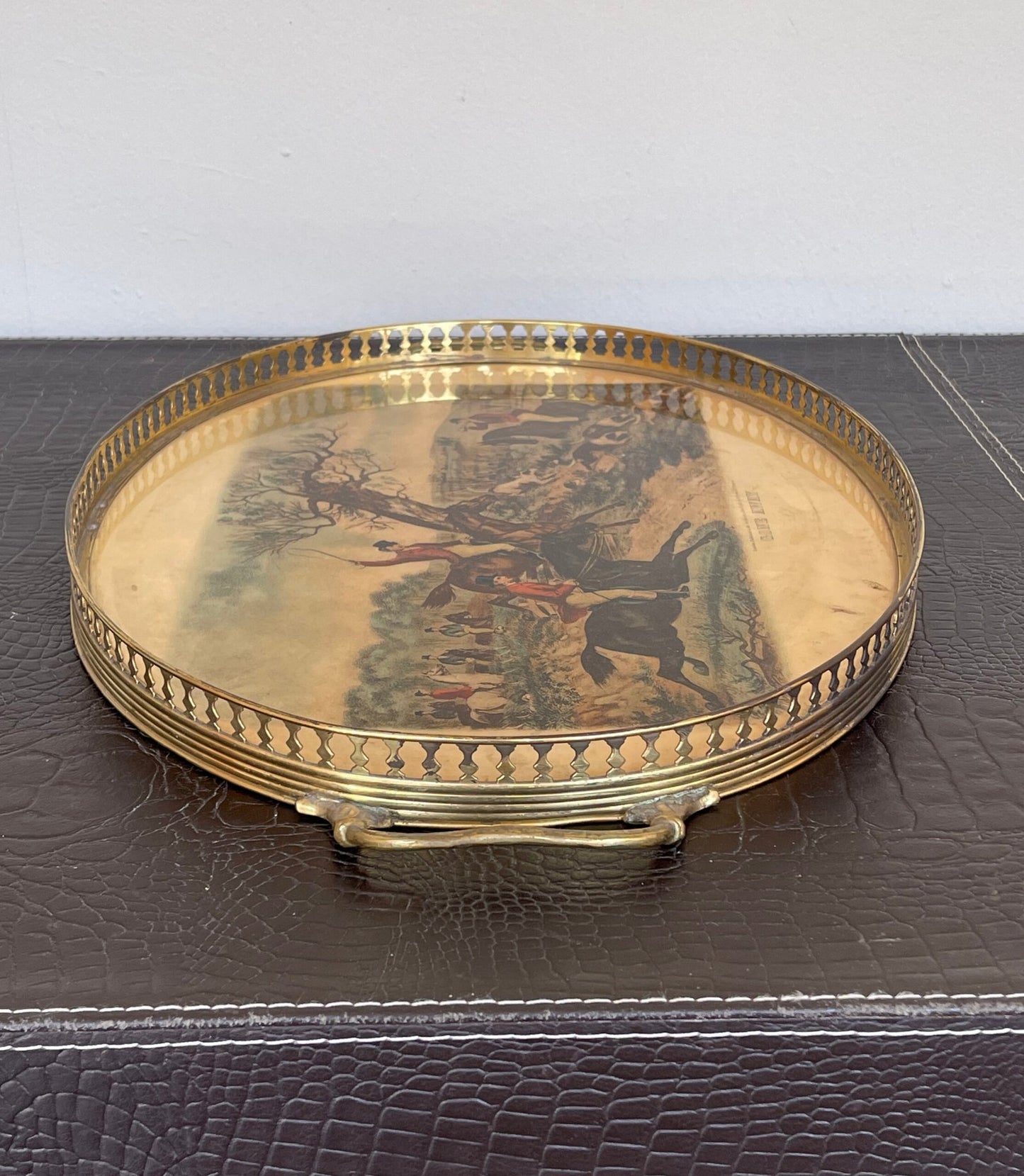 Vassoio ovale in metallo dorato è un pezzo unico che cattura l’essenza della tradizione e del fascino vintage.