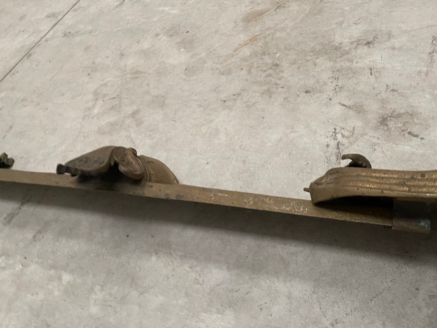 Antico Bracket da Parete in Bronzo con Motivo di Felini - Pezzo Decorativo Architettonico