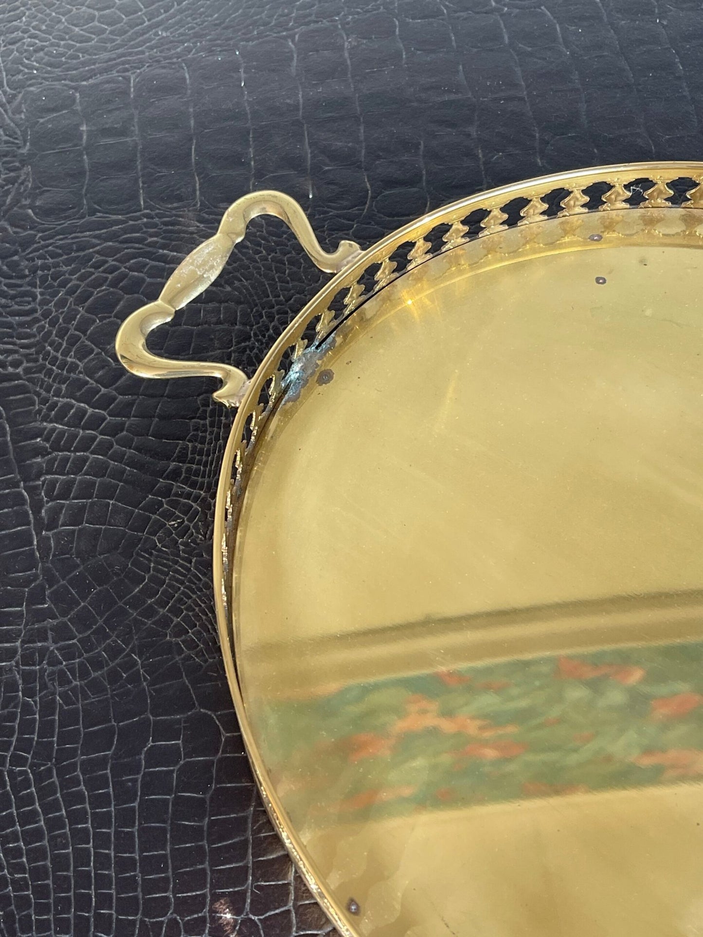 Vassoio Elegante in Metallo Dorato con Bordo Traforato
