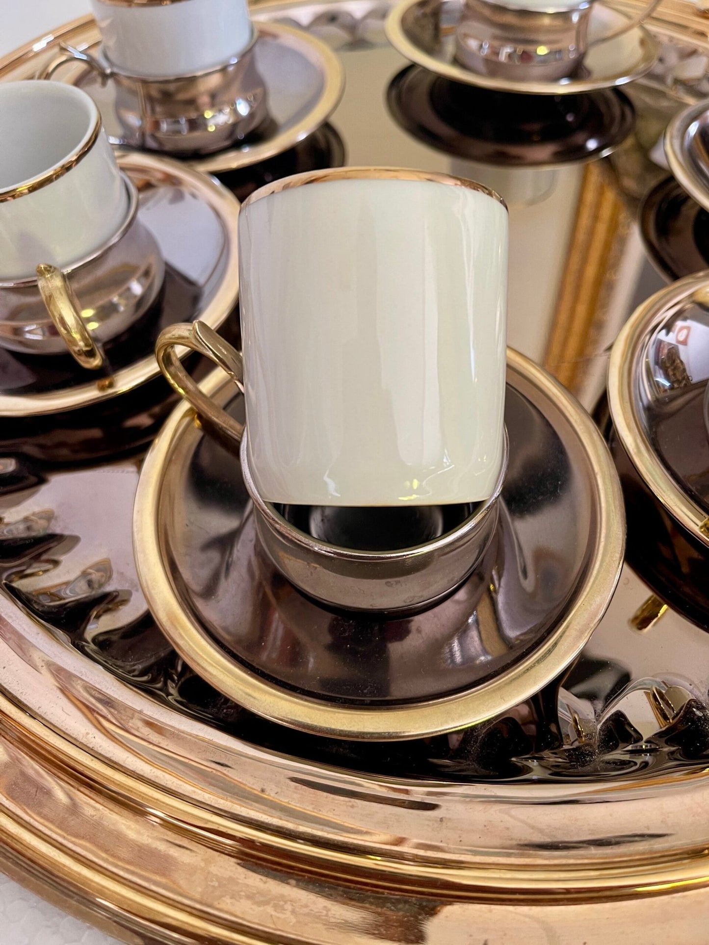 Elegante servizio da caffè in porcellana e metallo argentato – completo di vassoio