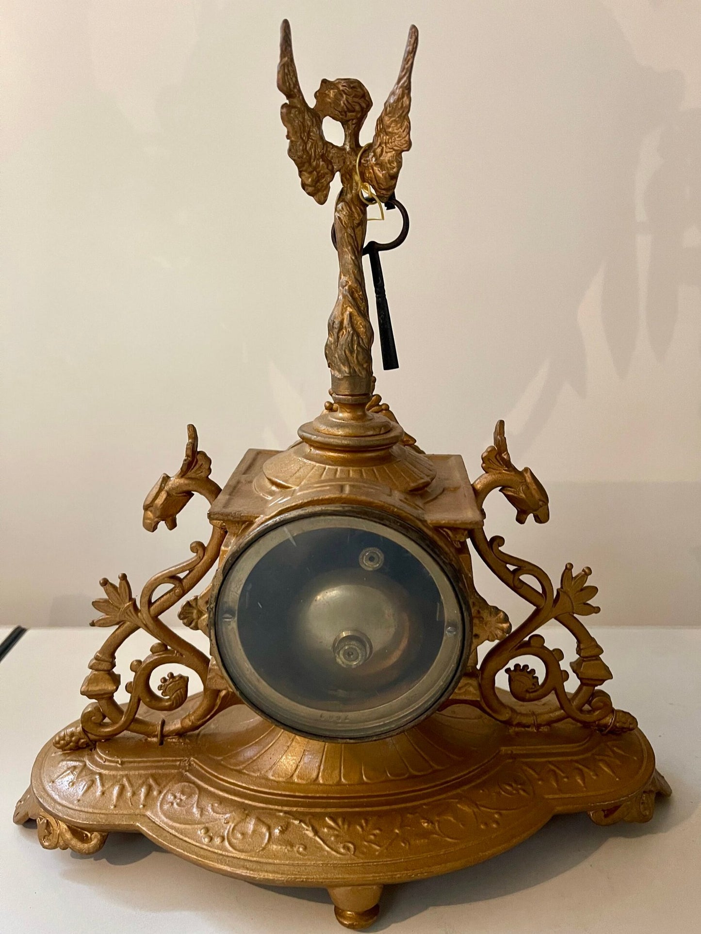 Orologio da camino in stile barocco con statuetta e chiave originale