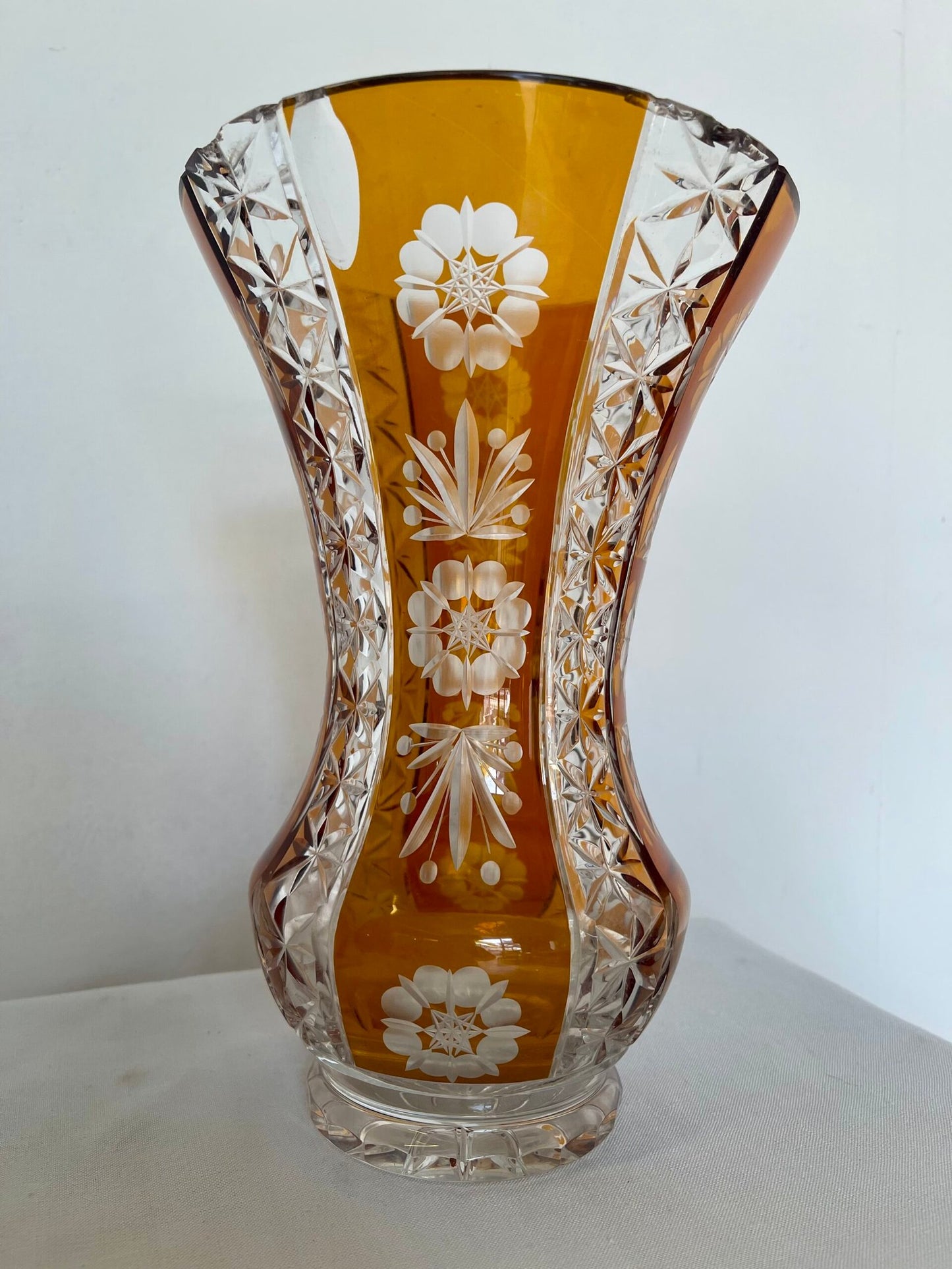 Vaso in cristallo boemo ambra inciso a mano