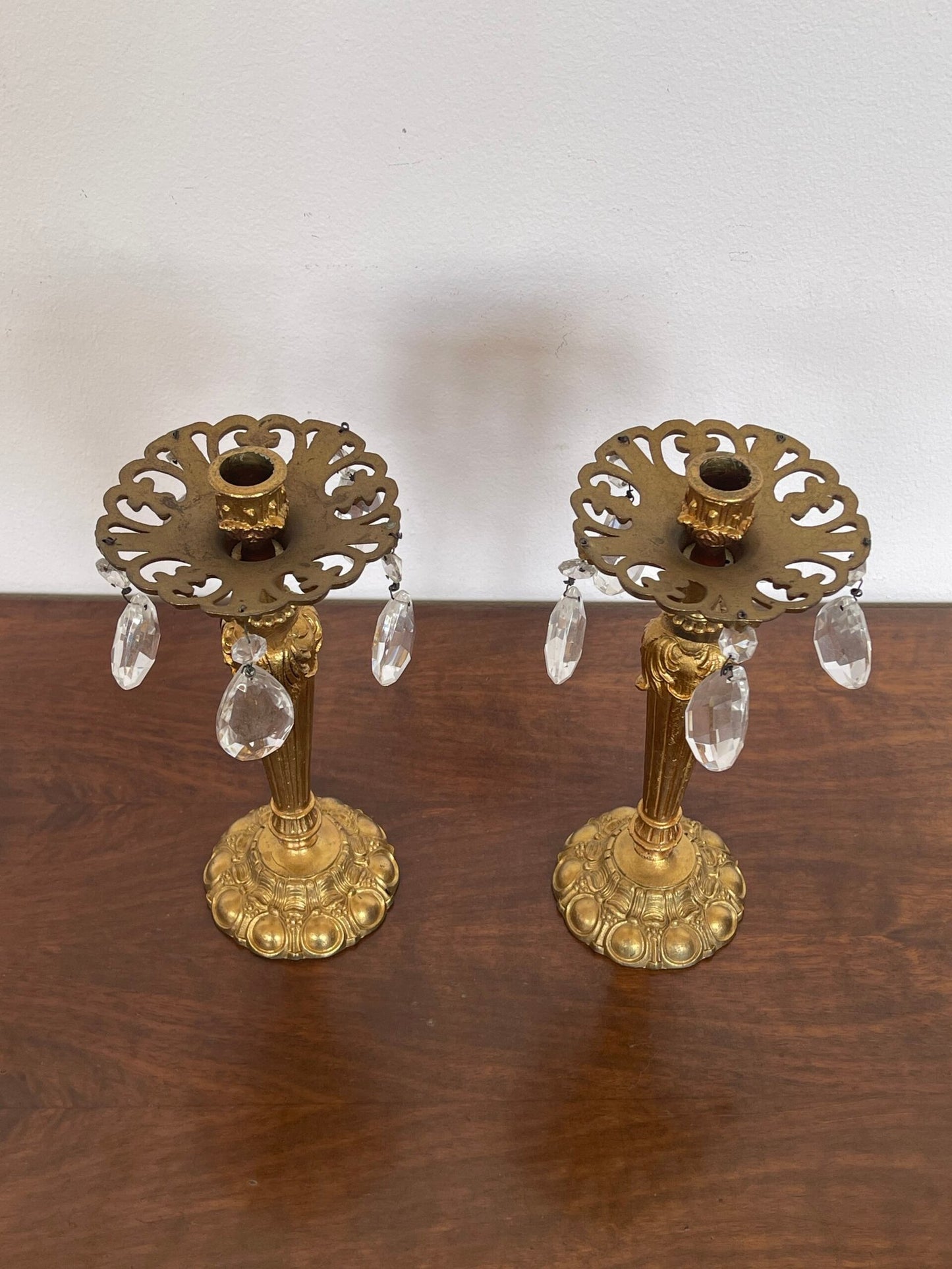 Elegante coppia di candelabri vintage in stile baronese, arricchiti da splendidi cristalli che riflettono la luce in modo magico e incantevole.