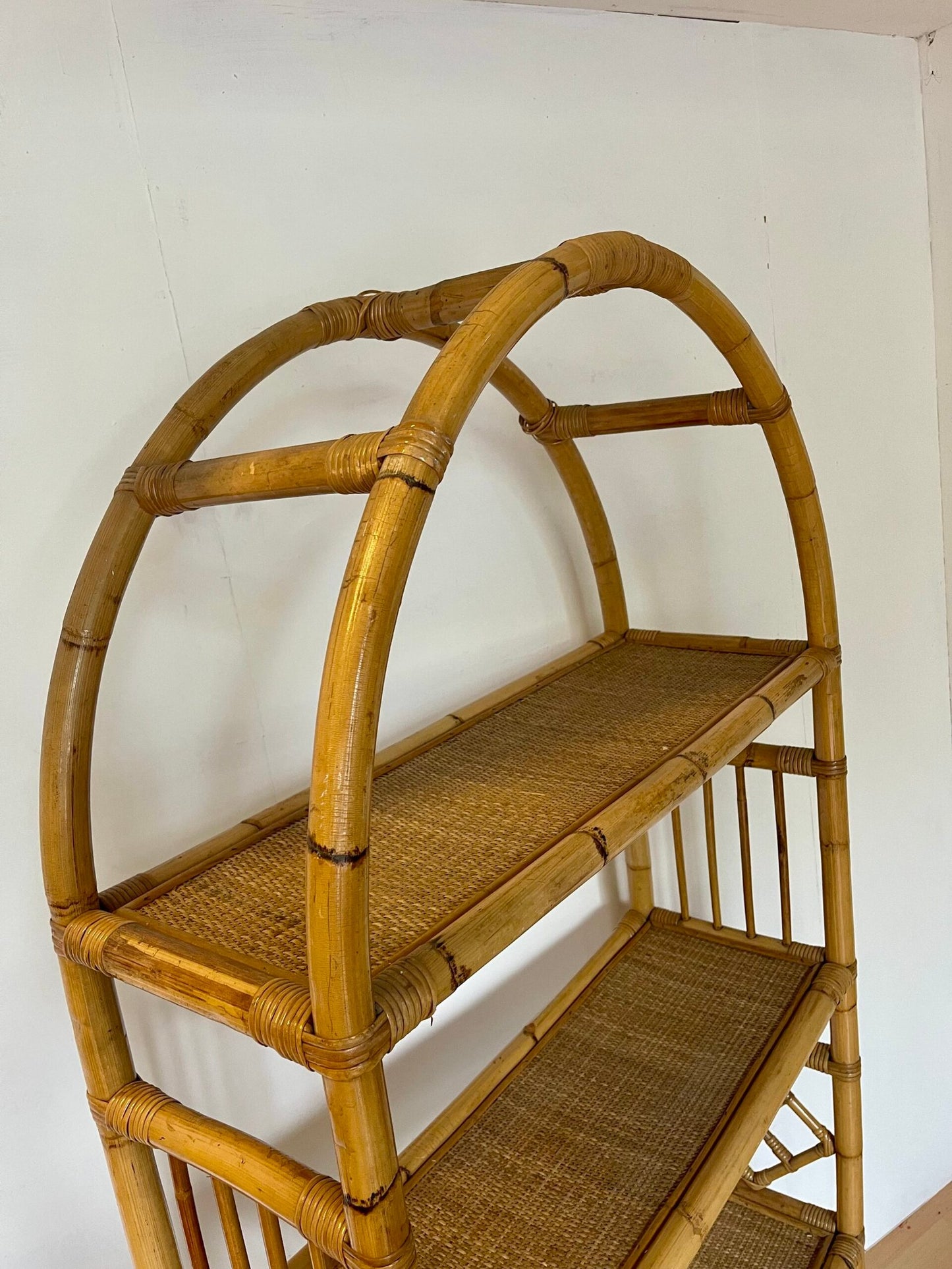 Libreria etagère in bambù e rattan