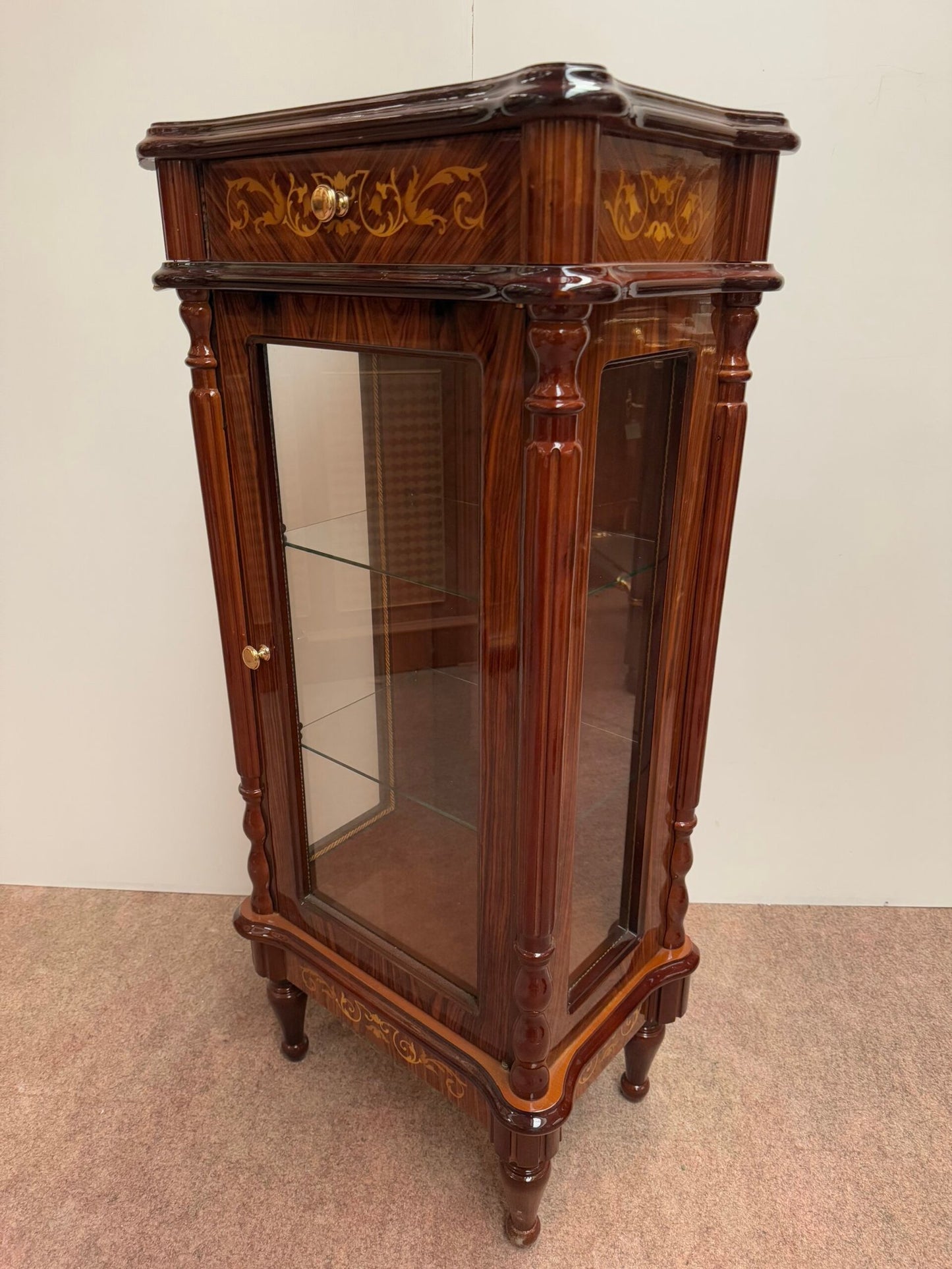 Credenza Alta con Intarsi e Finitura Lucida