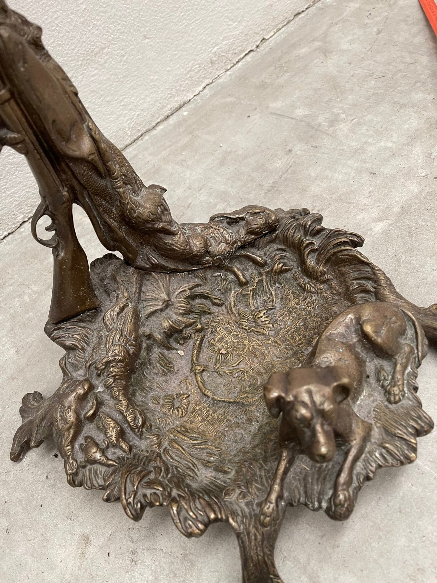 Antico portaombrelli francese del XX secolo in bronzo con figura di cane da caccia