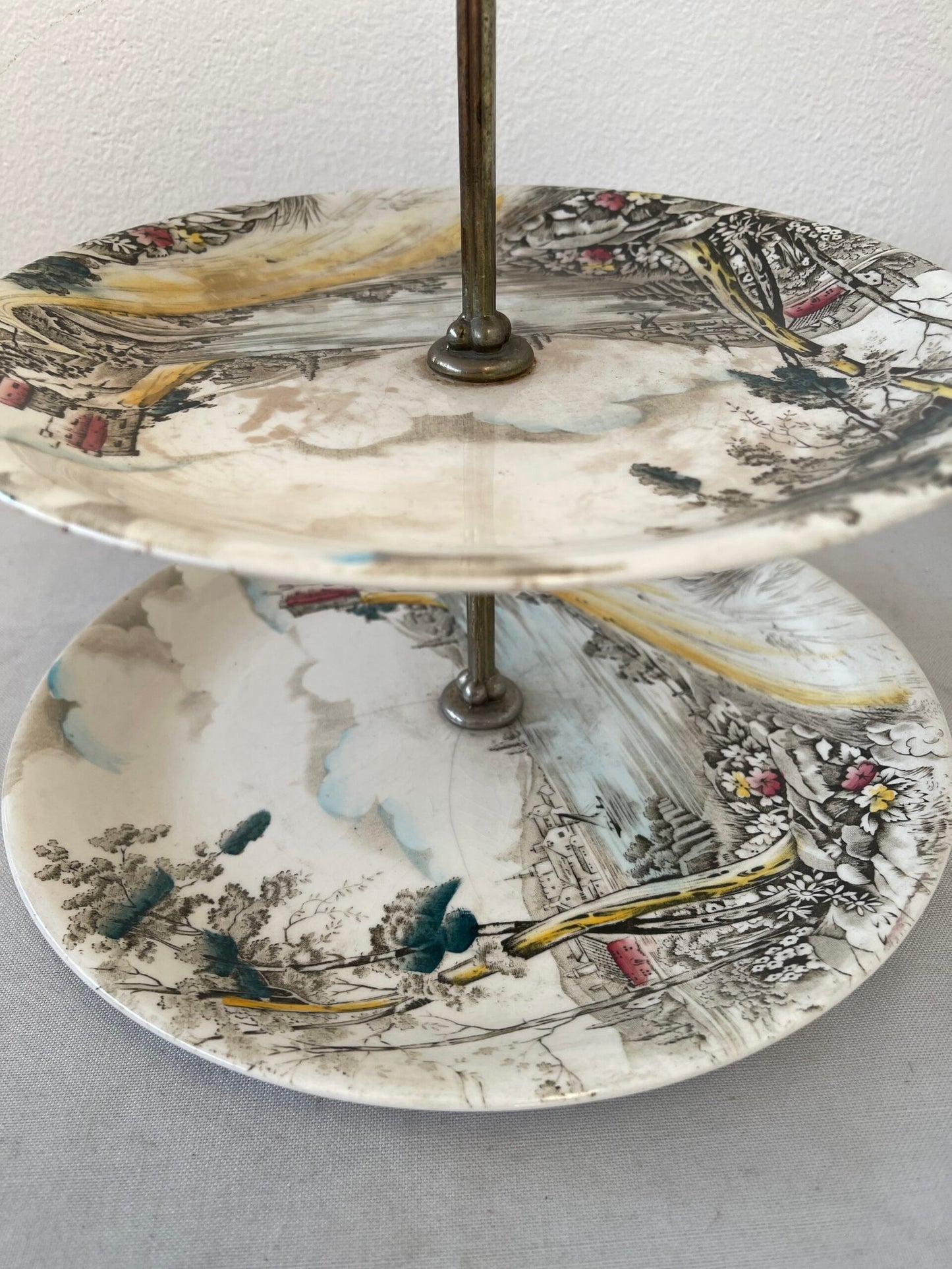 Alzata a Tre Piani in Ceramica Dipinta a Mano – Vintage