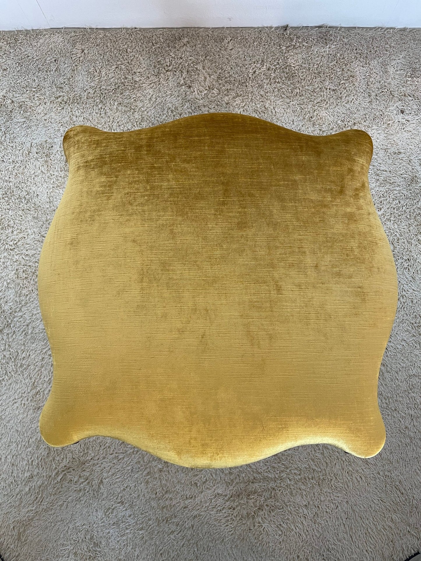 Sgabello barocco in legno nero lucido con seduta in velluto senape