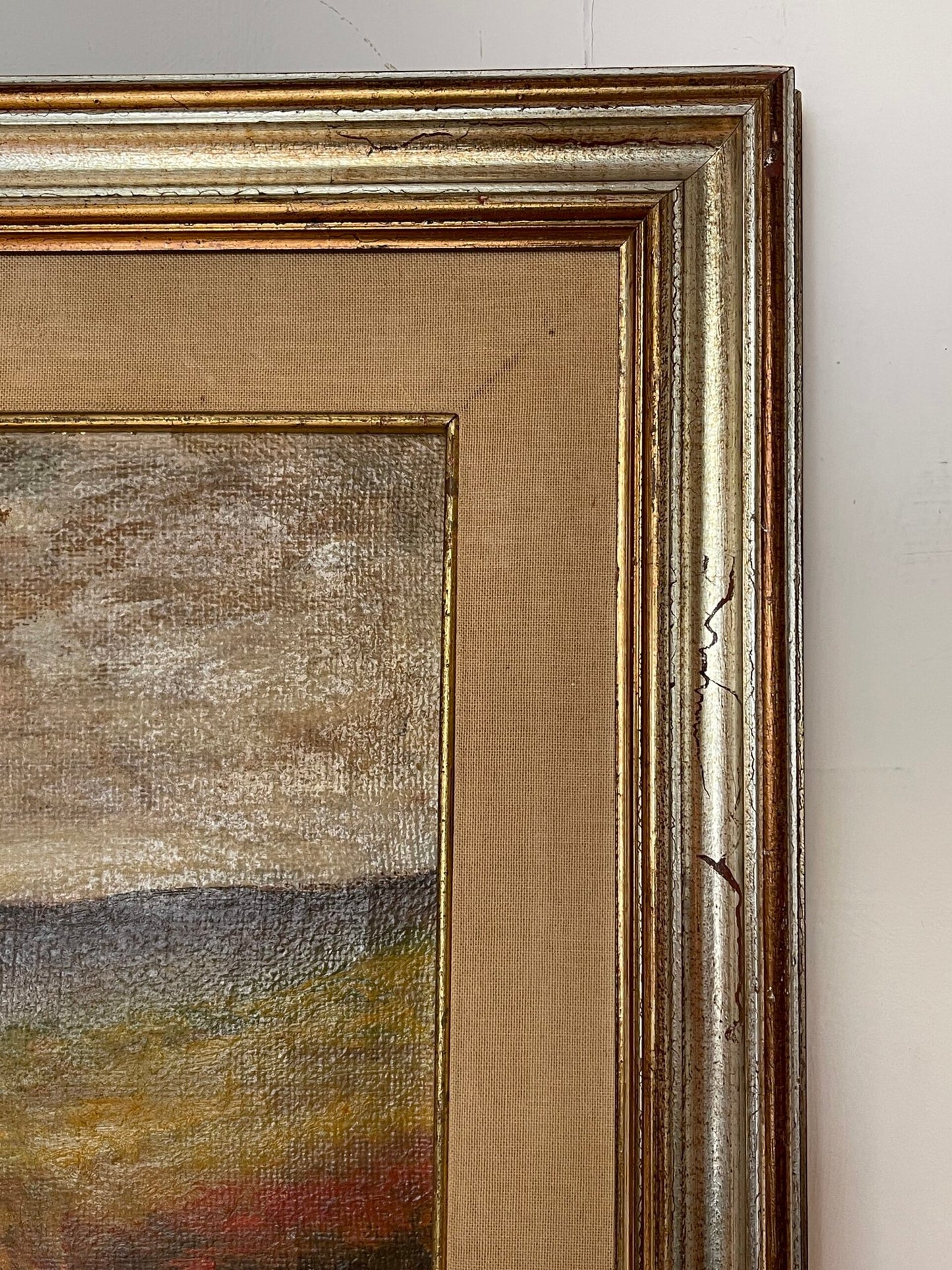 Quadro vintage dipinto ad olio su tela, raffigurante una suggestiva scena rurale con due mucche al pascolo in un paesaggio collinare.
