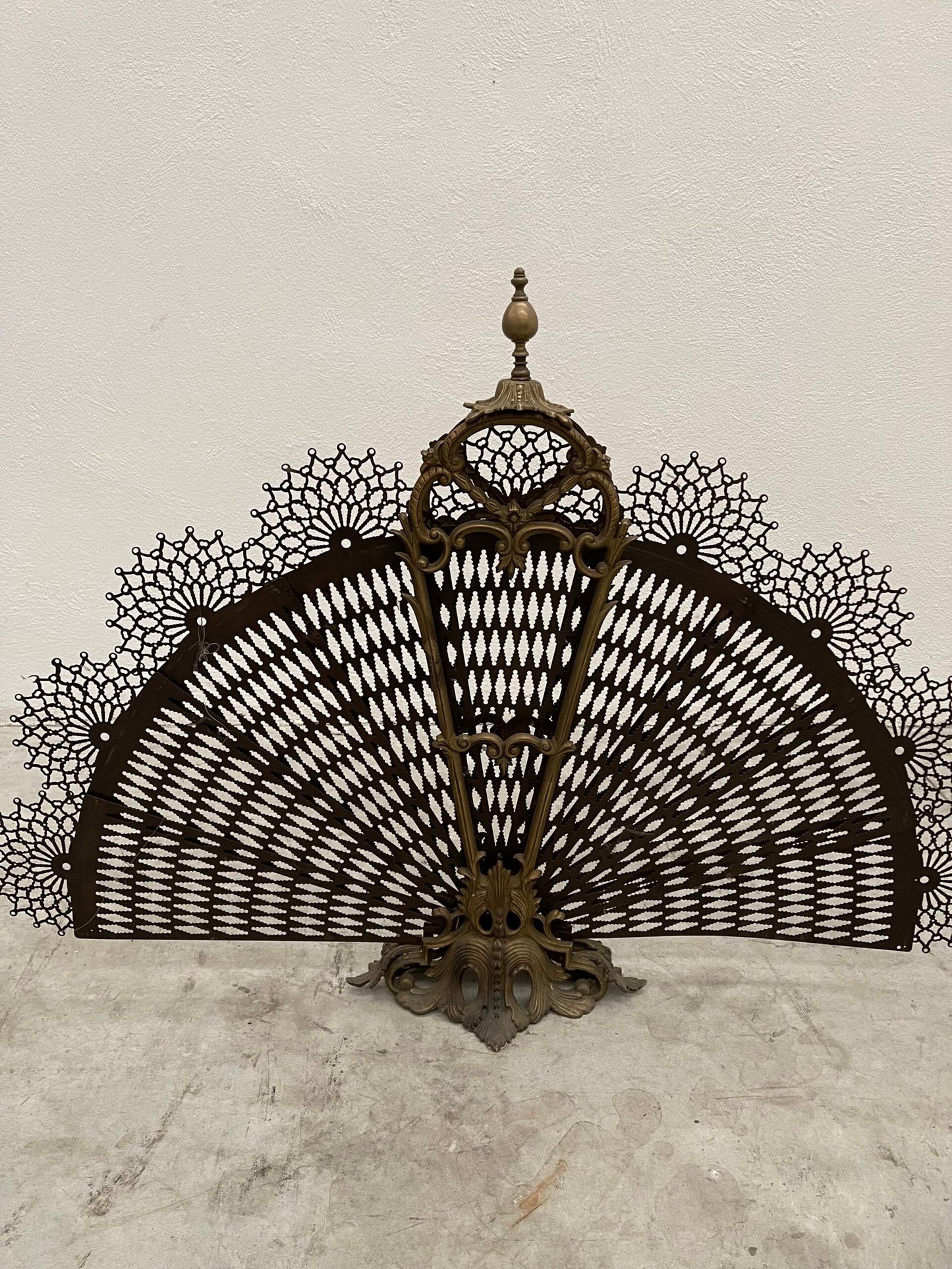 Antica parascintille per camino in stile pavone italiano del XIX secolo