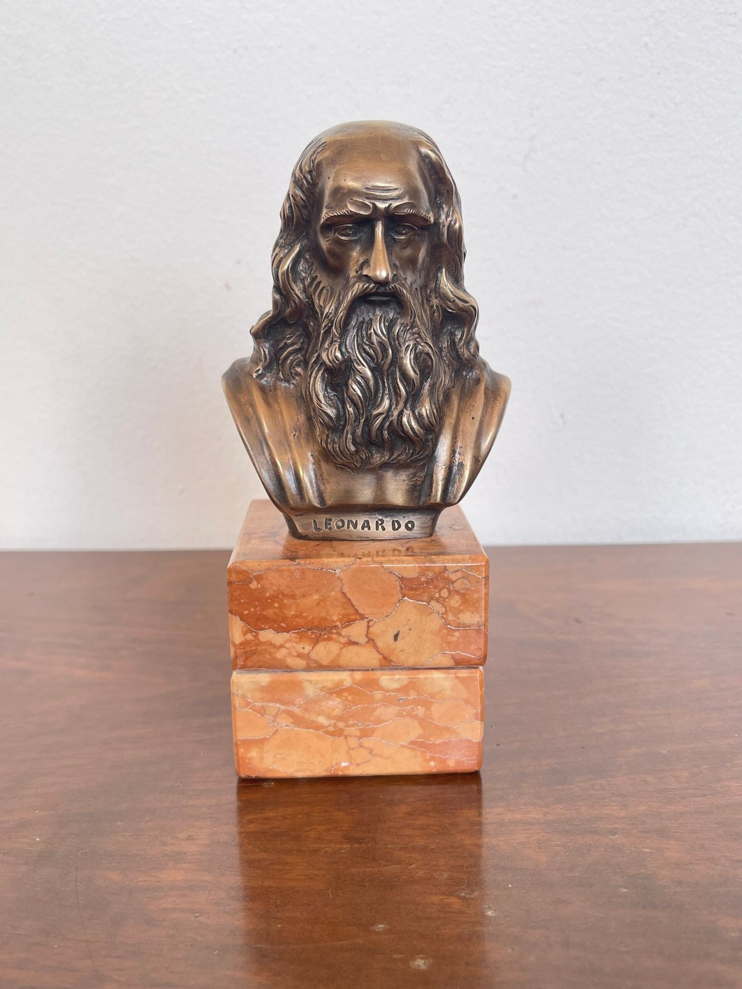 Elegante busto in bronzo di Leonardo da Vinci, un’opera che celebra l’incredibile genio del Rinascimento