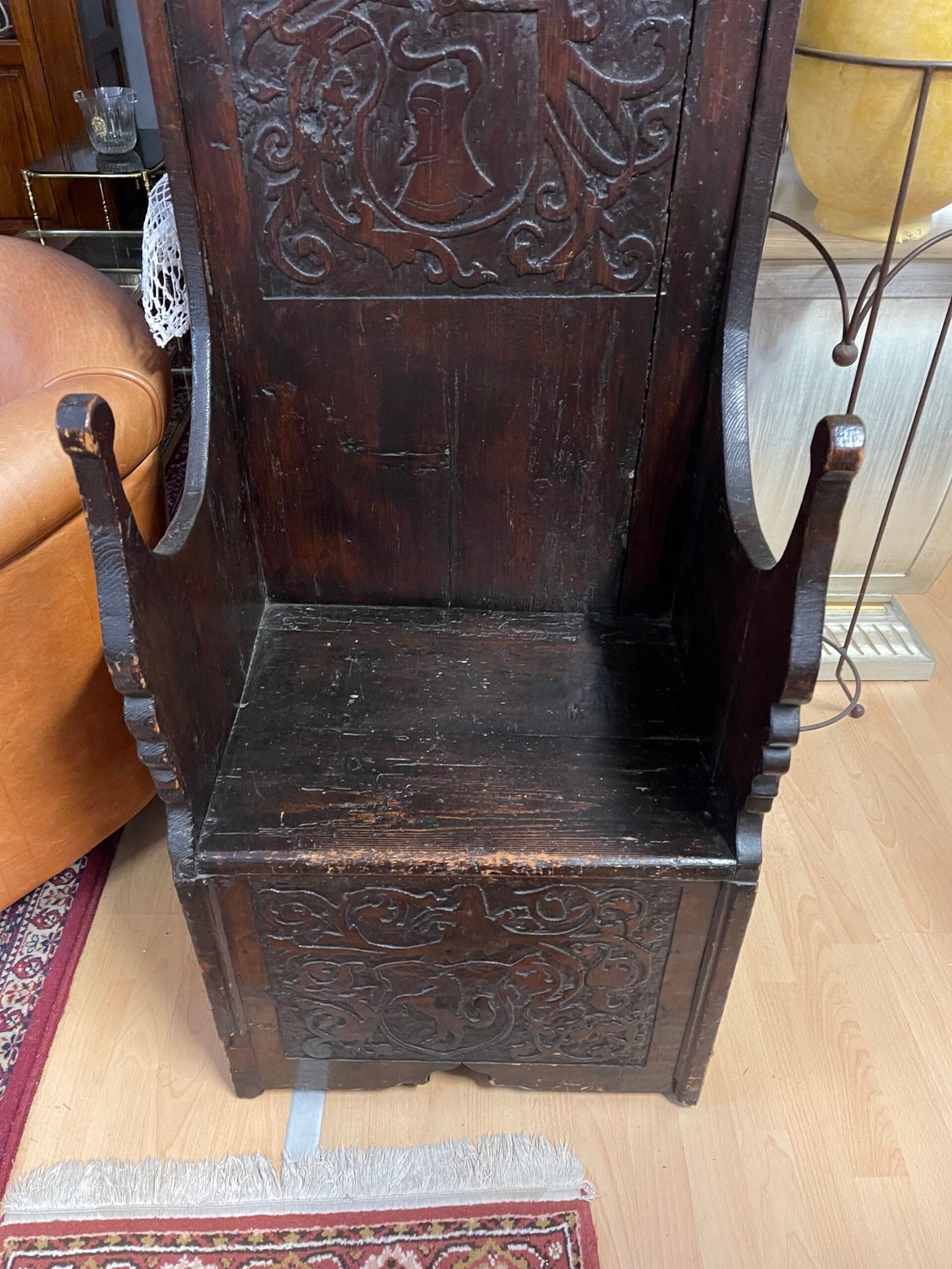 Panca trono antica intagliata