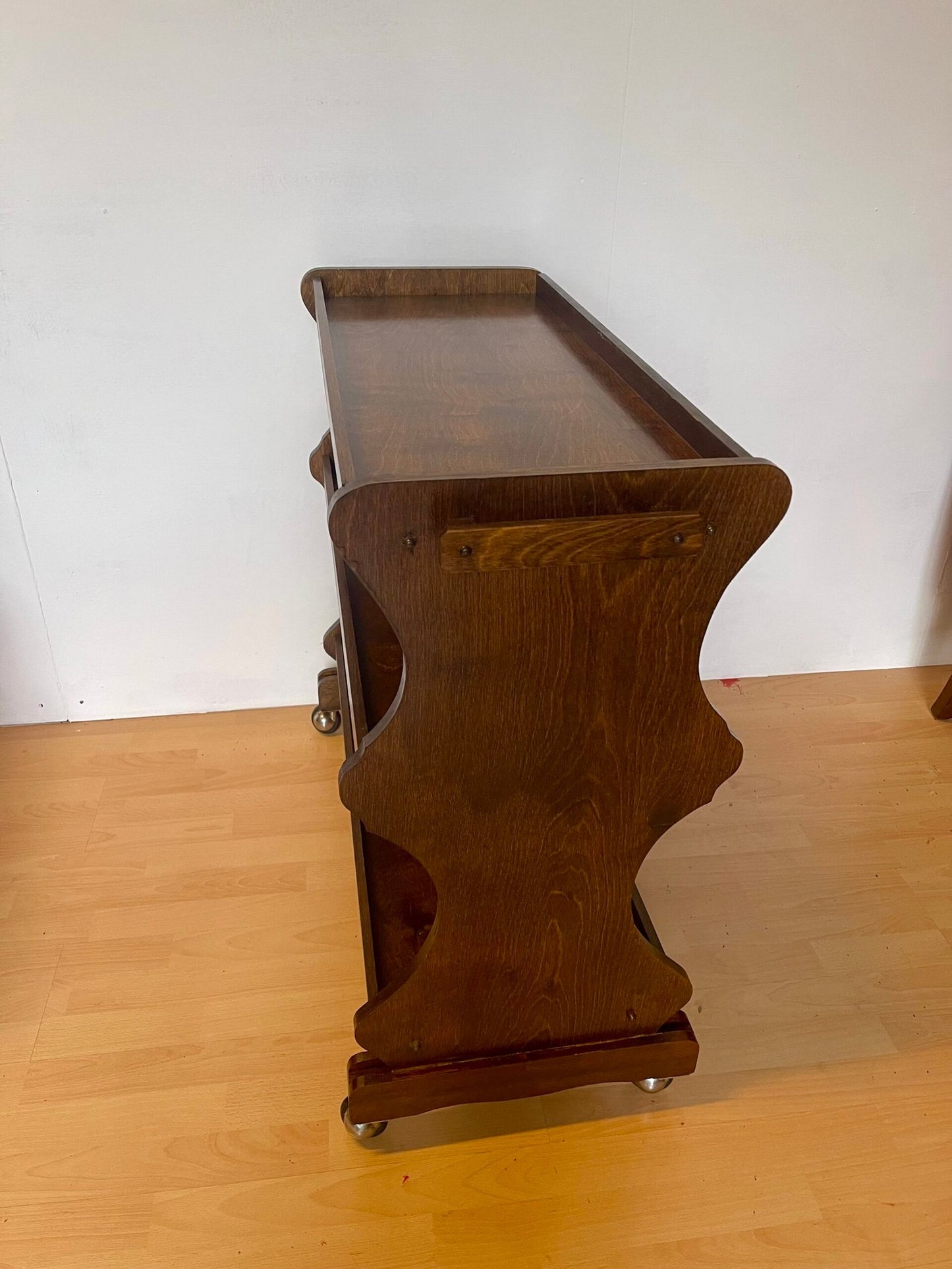 Libreria a tre ripiani con rotelle