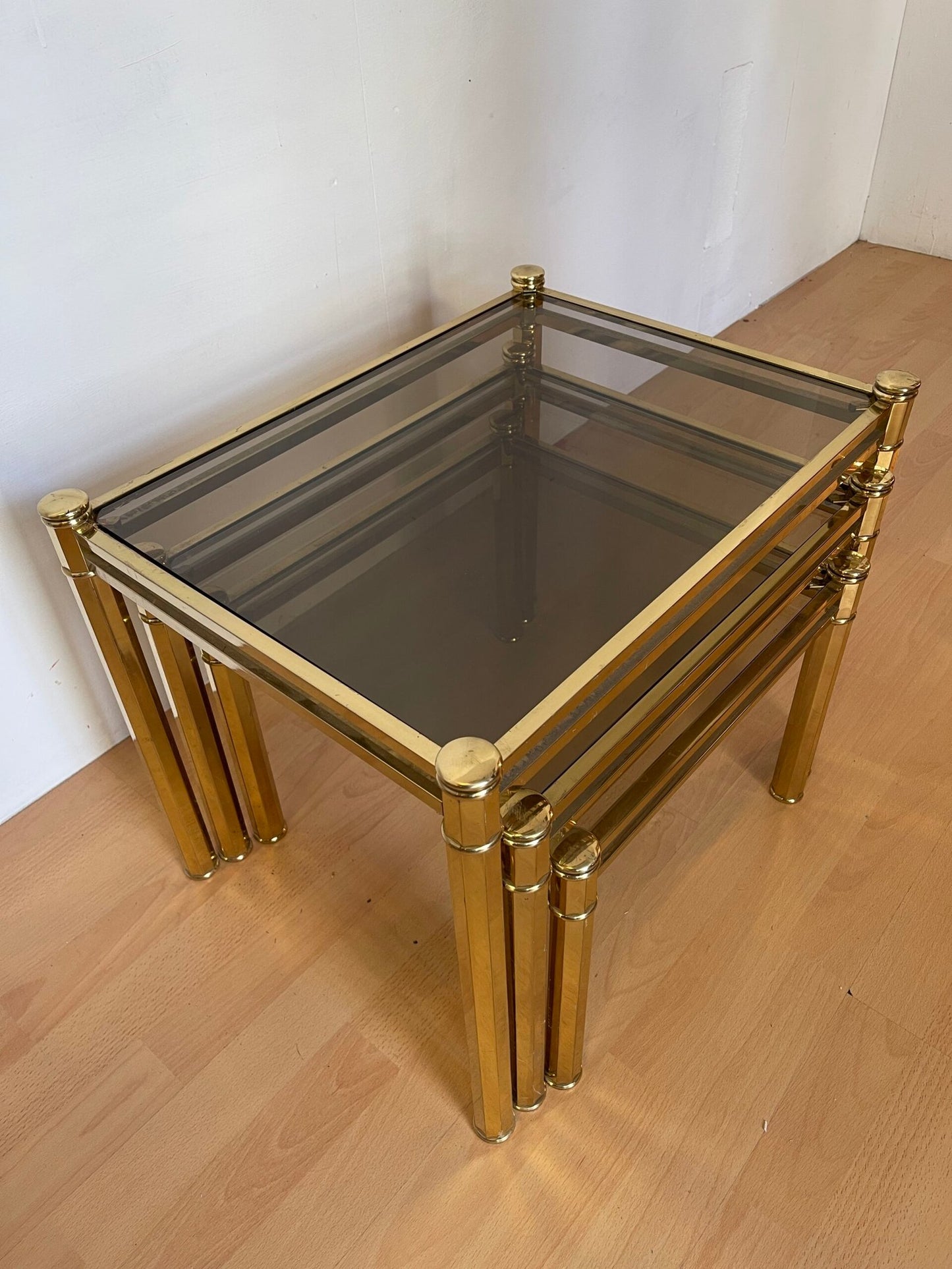 Set di Tavolini Impilabili Vintage in Ottone e Vetro