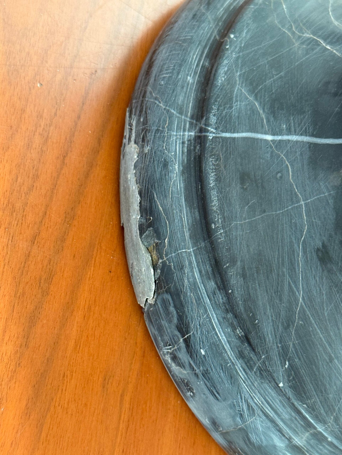 Busto Policromo in Marmo – Giovane Donna in Abito Classico