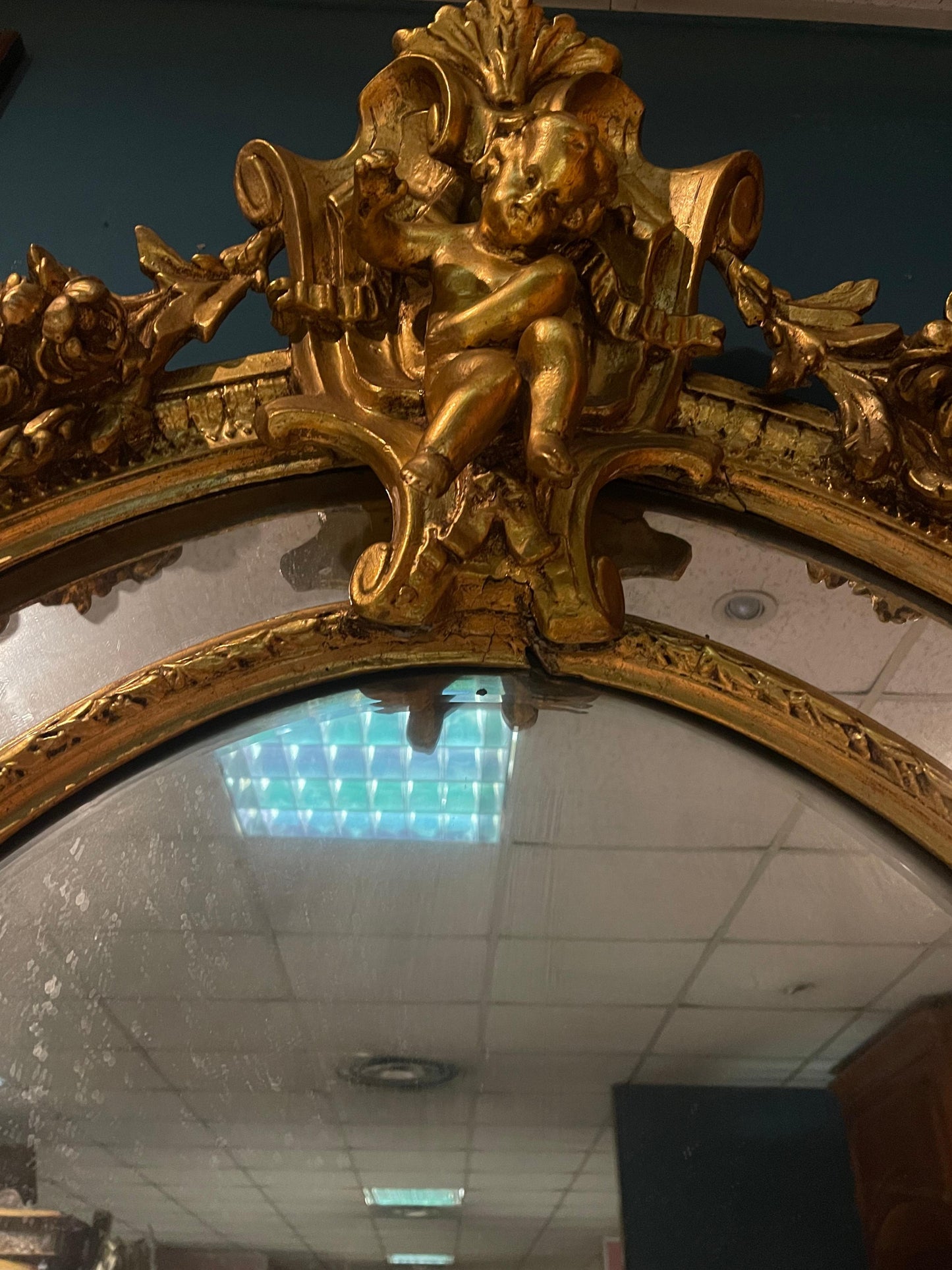 Antica specchiera dorata francese in foglia di oro del 800