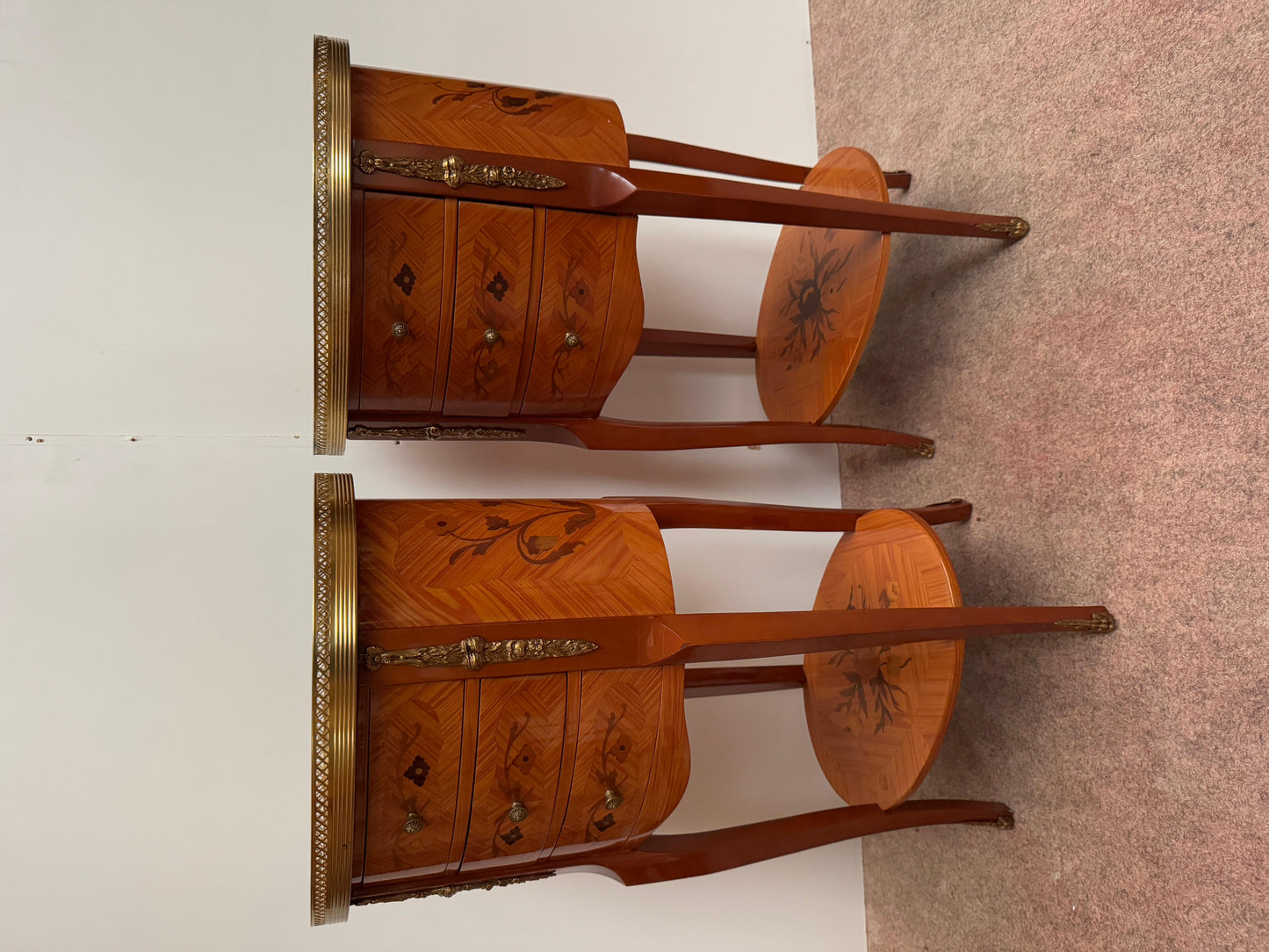 Coppia di comodini ovali francese in legno intarsiato stile luigi XV