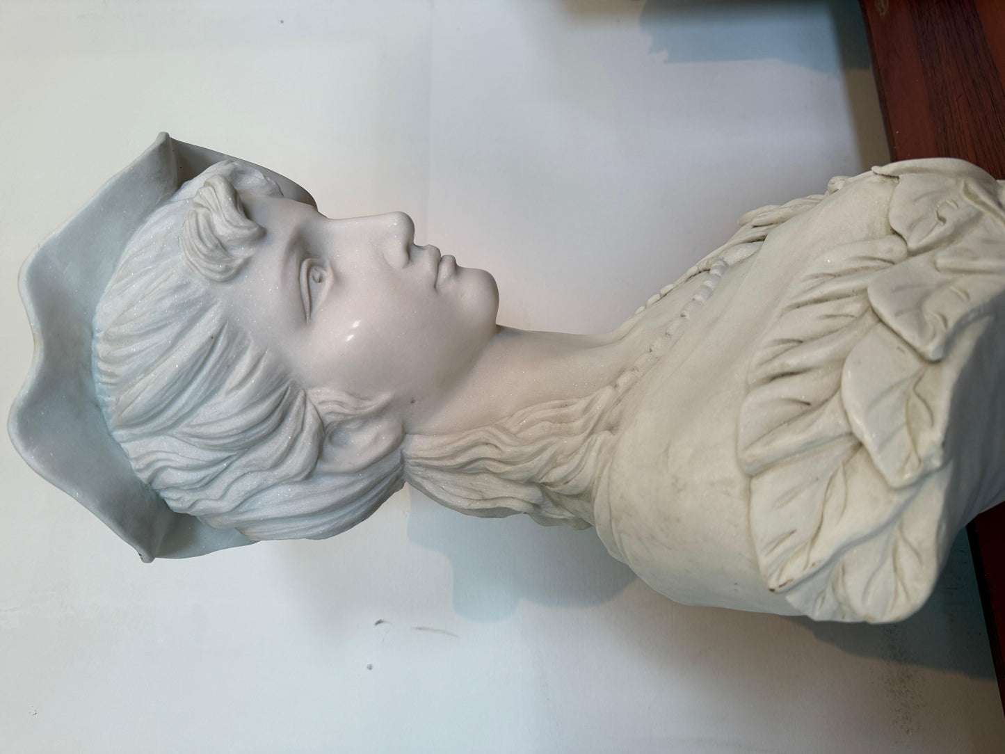 Busto in marmo raffigurante donna di classe con cappello, XX secolo italia