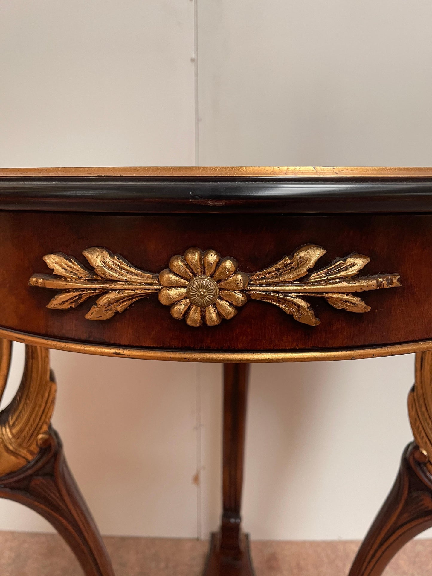 Prestigioso tavolino italiano in legno intagliato stile francese anni '80