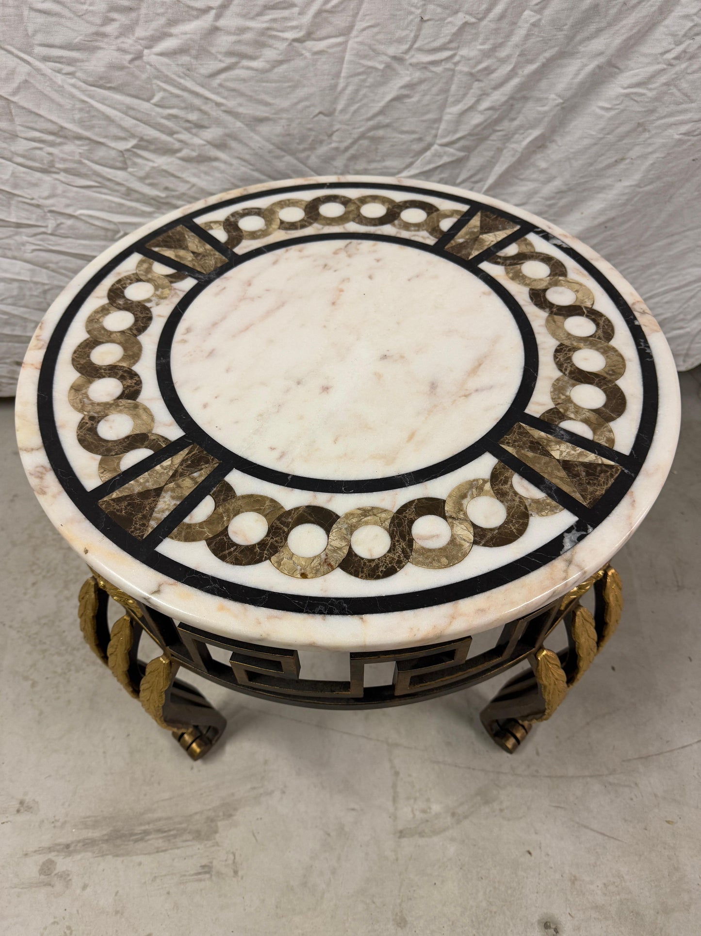 Tavolino in marmo circolare con base in ferro e bronzo XX secolo italian