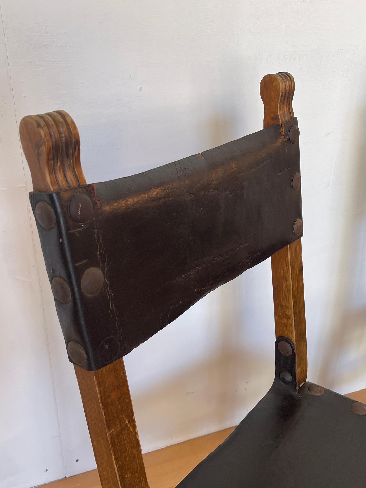 Coppia di sedie in legno e pelle in stile naturale vintage anni '30