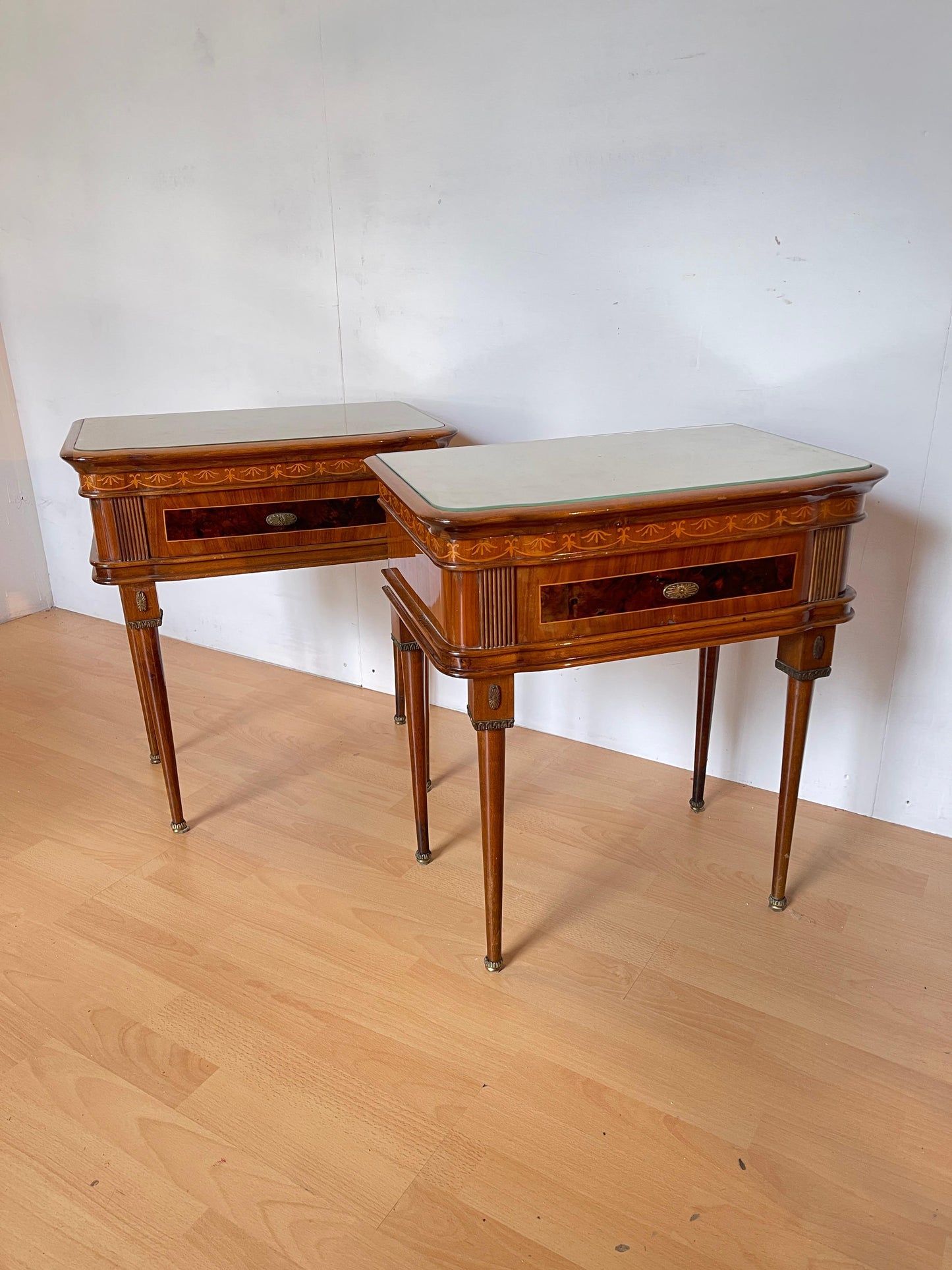 Coppia di comodini in legno intarsiato stile italiano anni '50