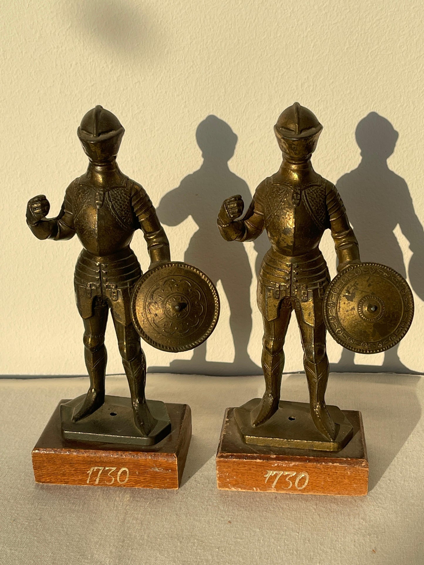 Coppia di Statuette in ottone e metallo con base in legno raffiguranti Cavalieri