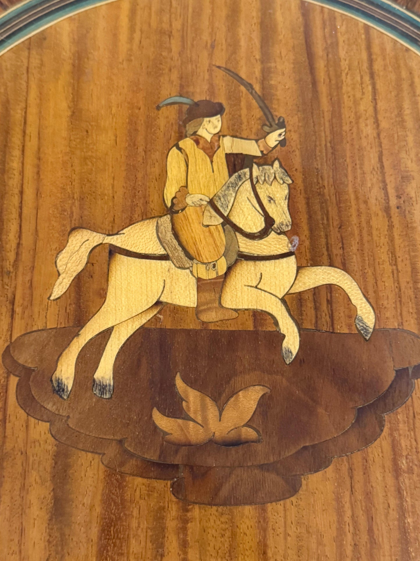 Tavolino rotondo con intarsi "Cacciatore a cavallo" in stile neoclassico