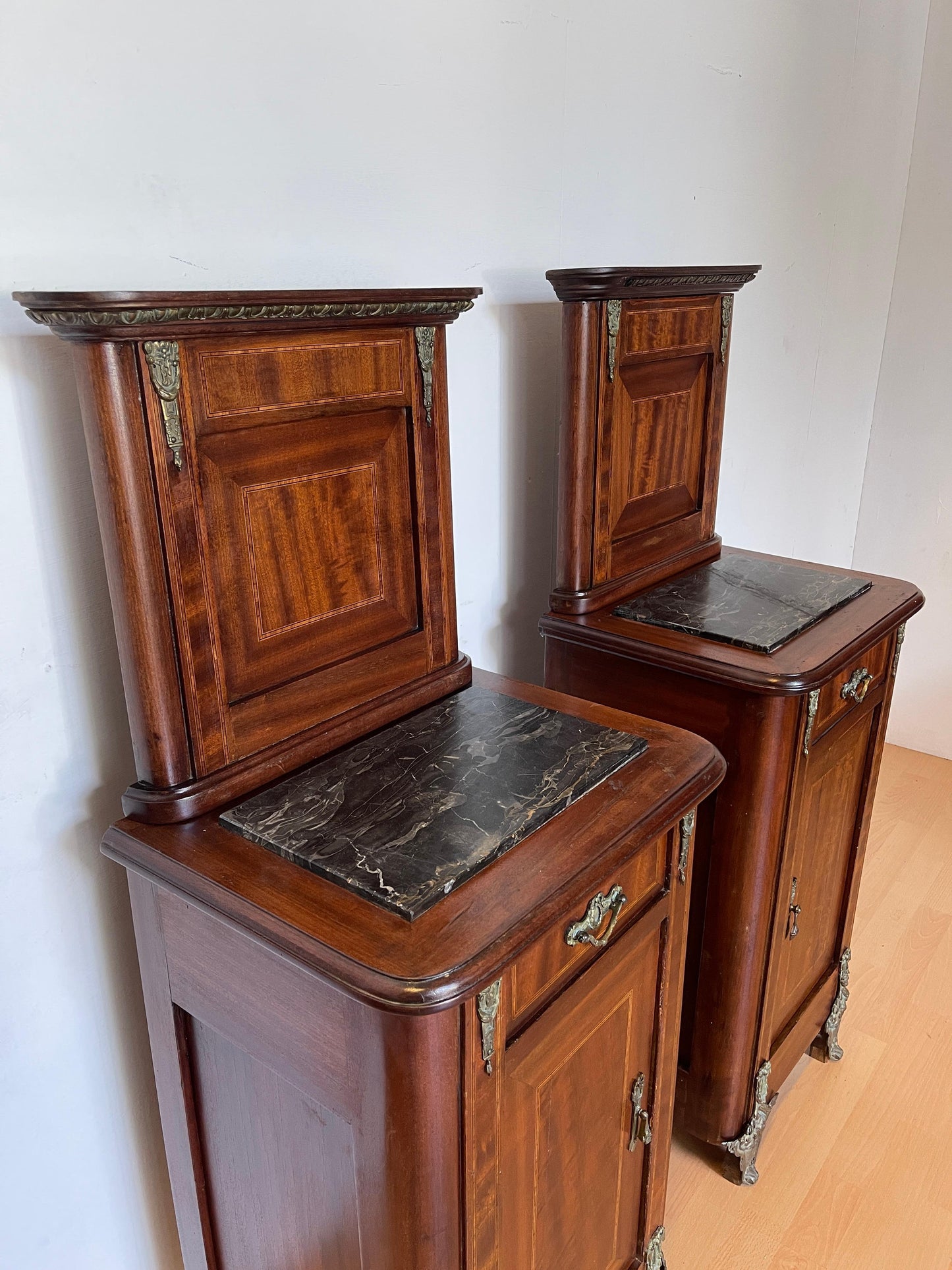 Coppia di comodini italiani in stile impero, anni '50