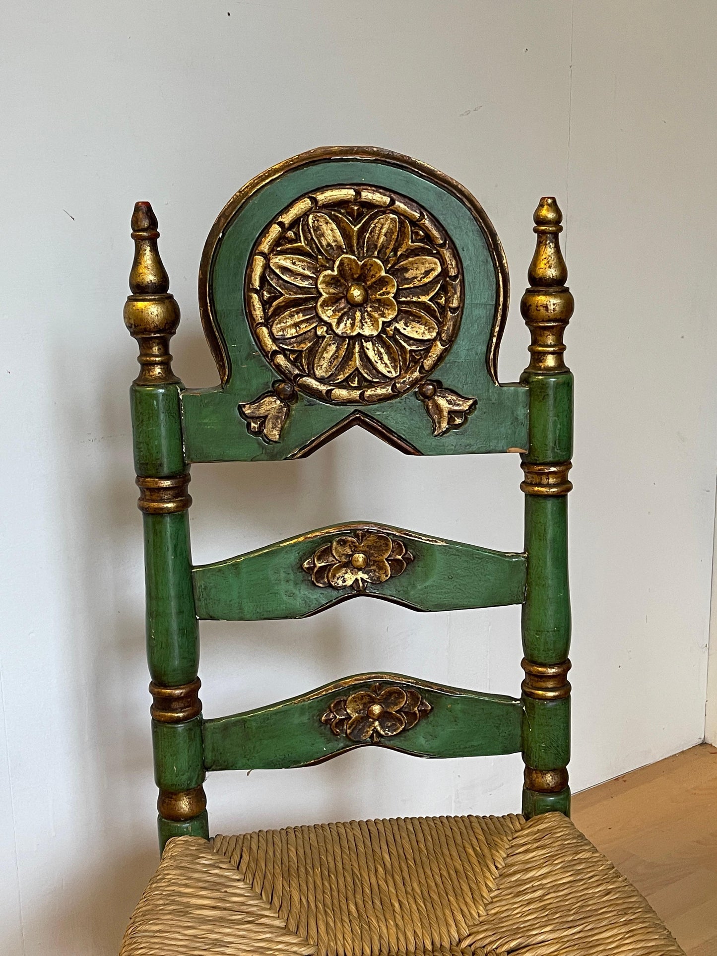 Coppia di Sedie in Stile Neoclassico Verde e Oro con Seduta in Paglia, anni '40