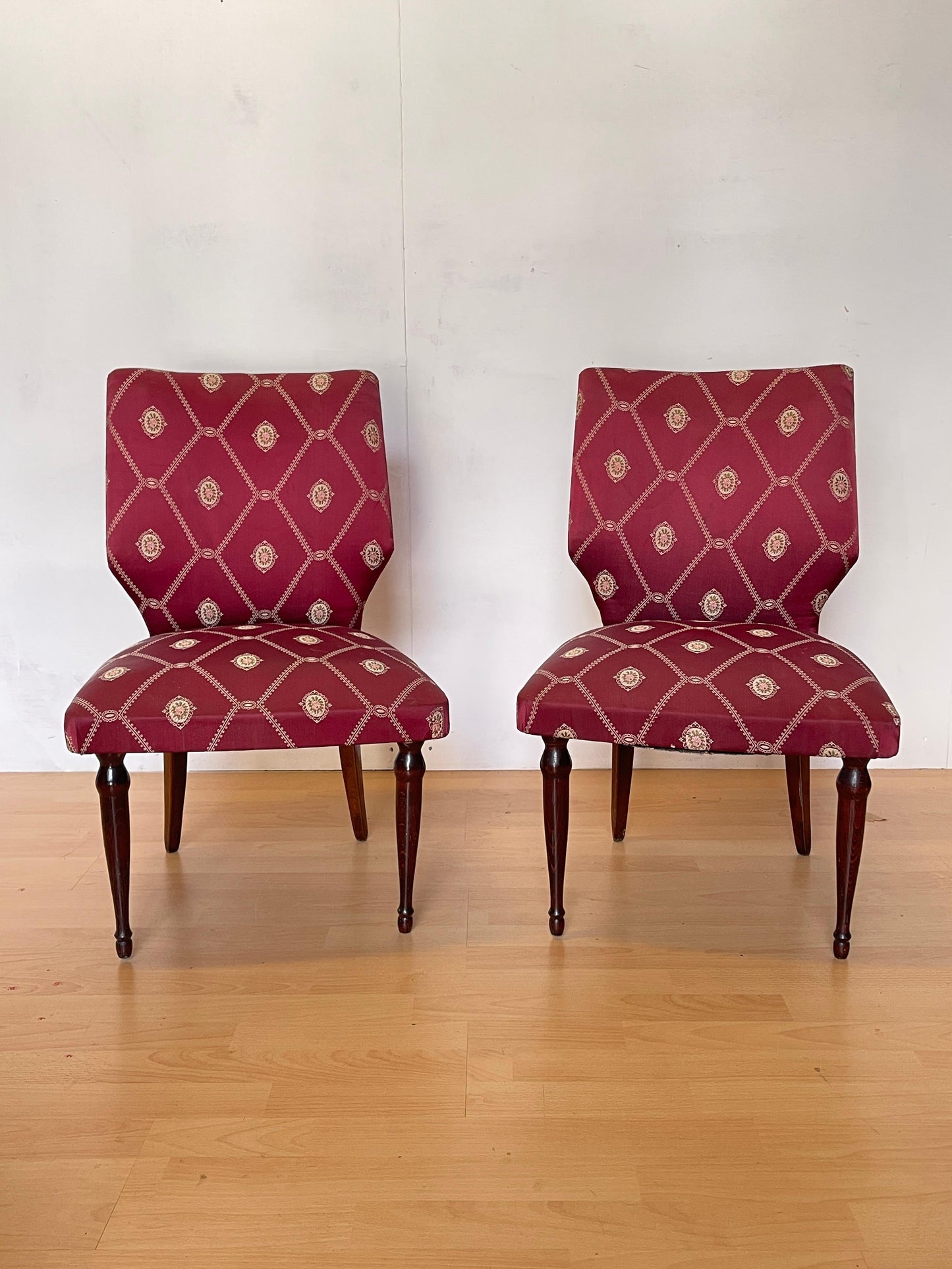 Coppia di Piccole Sedie con Rivestimento Bordeaux e Gambe in Legno scuro