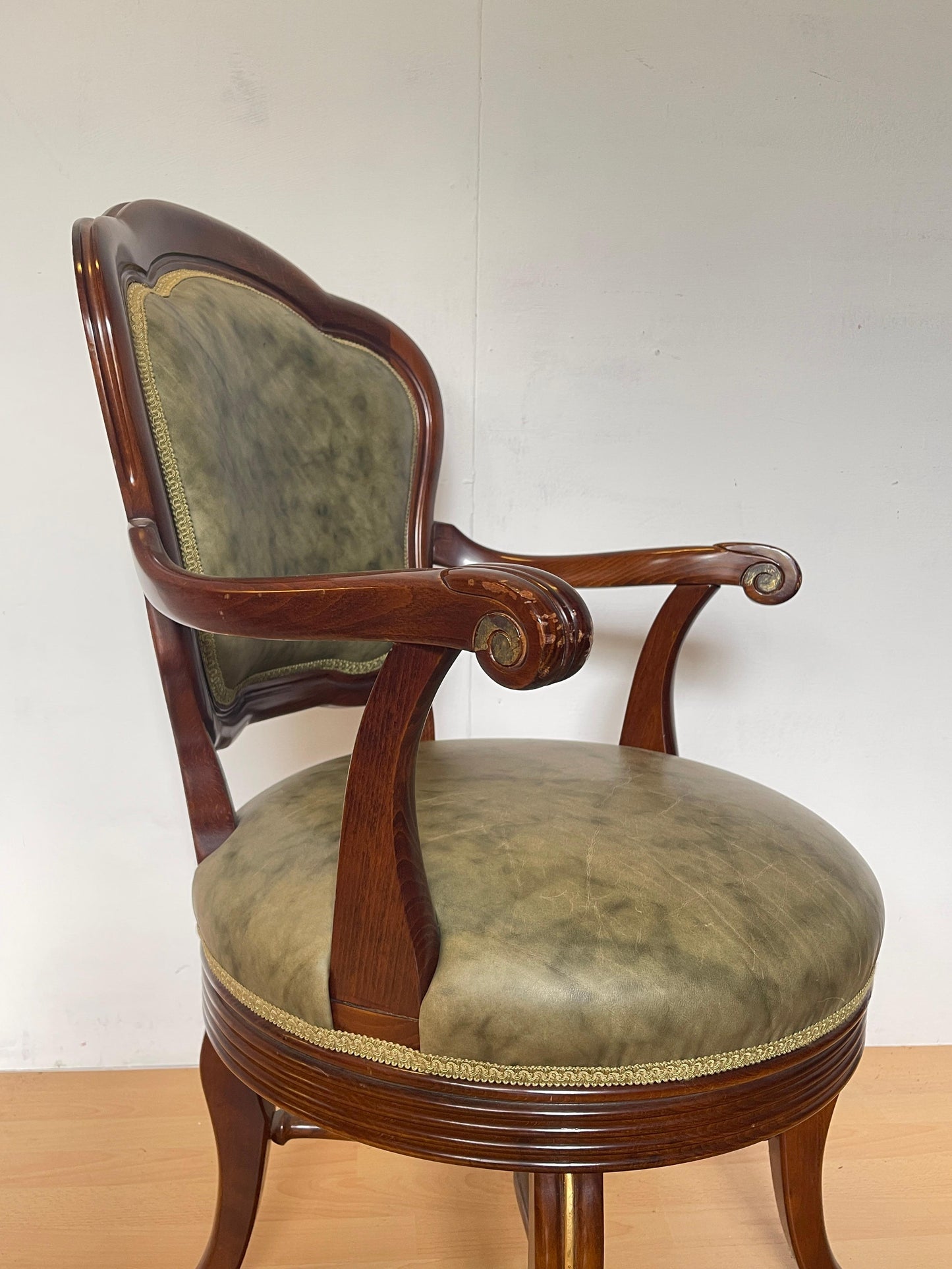 Poltrona Girevole Classica in Legno Massello ed Ecopelle Verde – Stile Elegante