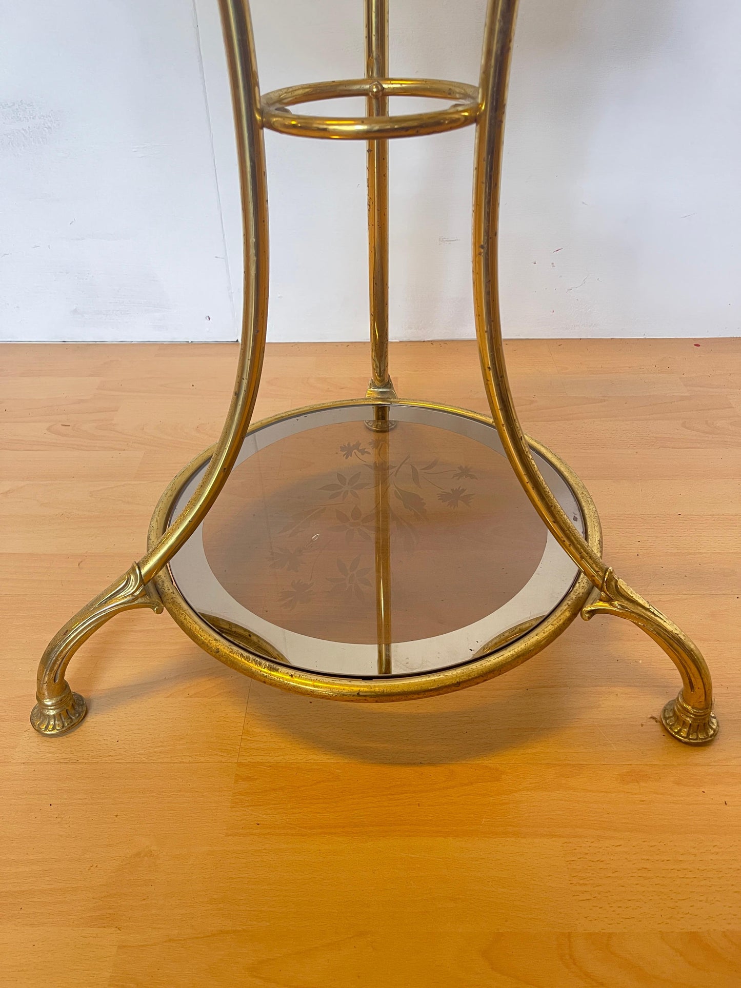 Tavolino con Base in ottone Dorato e Piano in Vetro Decorato, anni '90