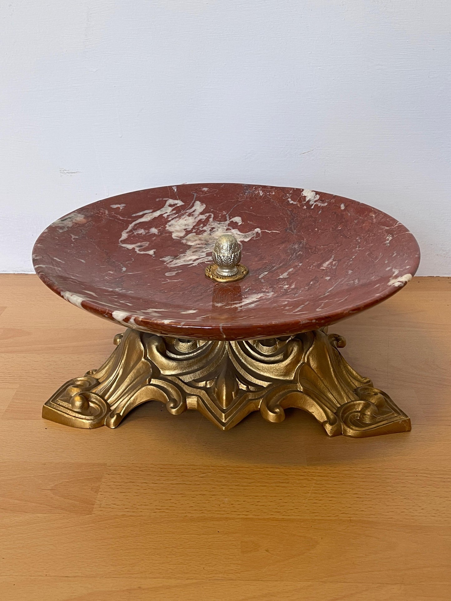 Magnifico Piatto da Centro in Marmo Rosso con Base Dorata, Italia, anni '90
