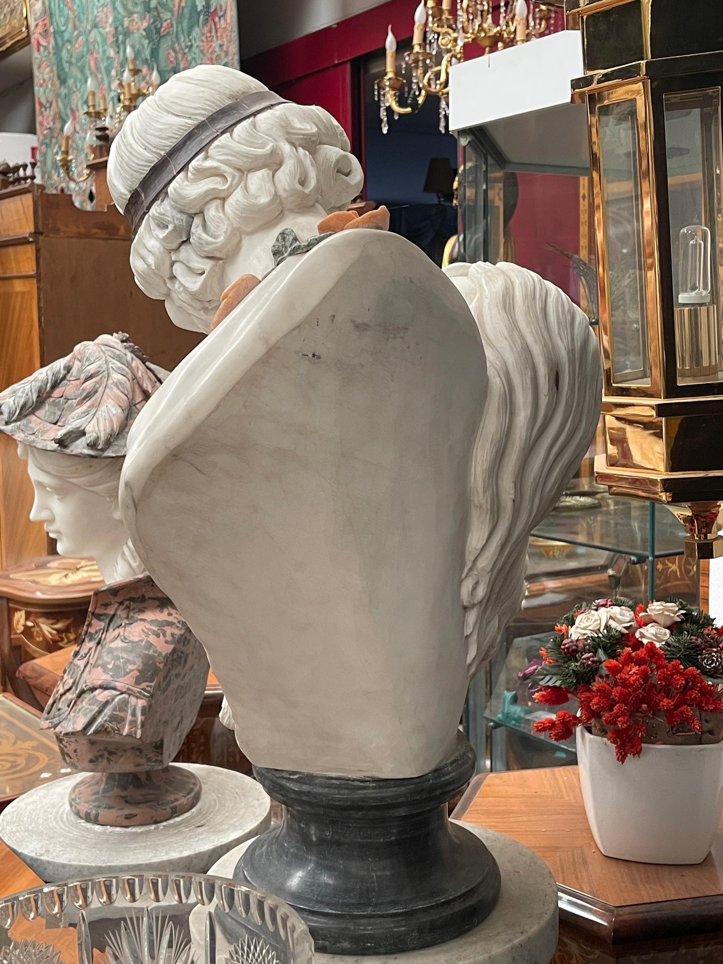 "Il Bacio Eterno" – Busto in Marmo Policromo Finemente Scolpito
