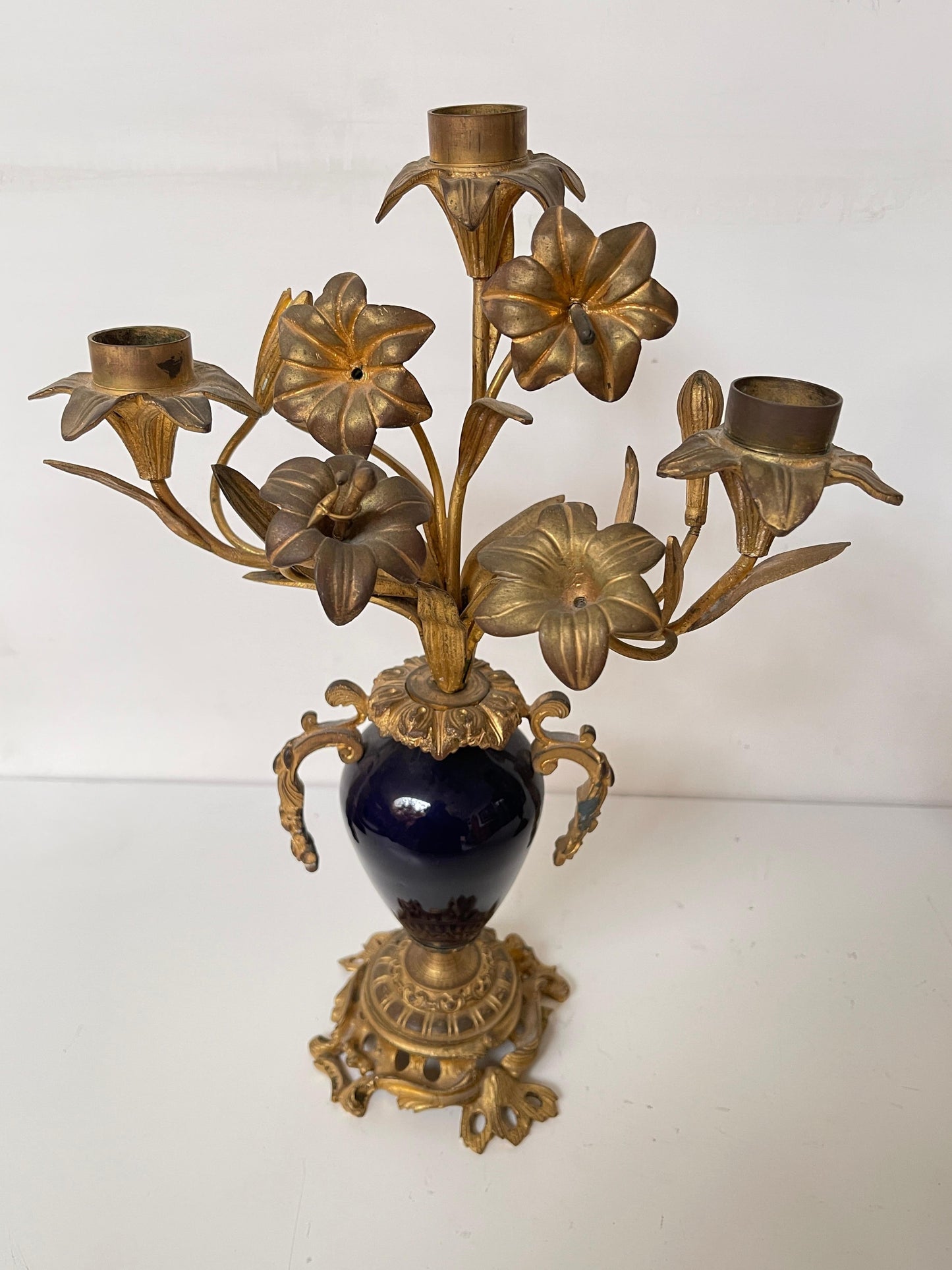 Coppia di Candelabri in Bronzo Dorato e Porcellana Blu Cobalto – Stile Luigi XV