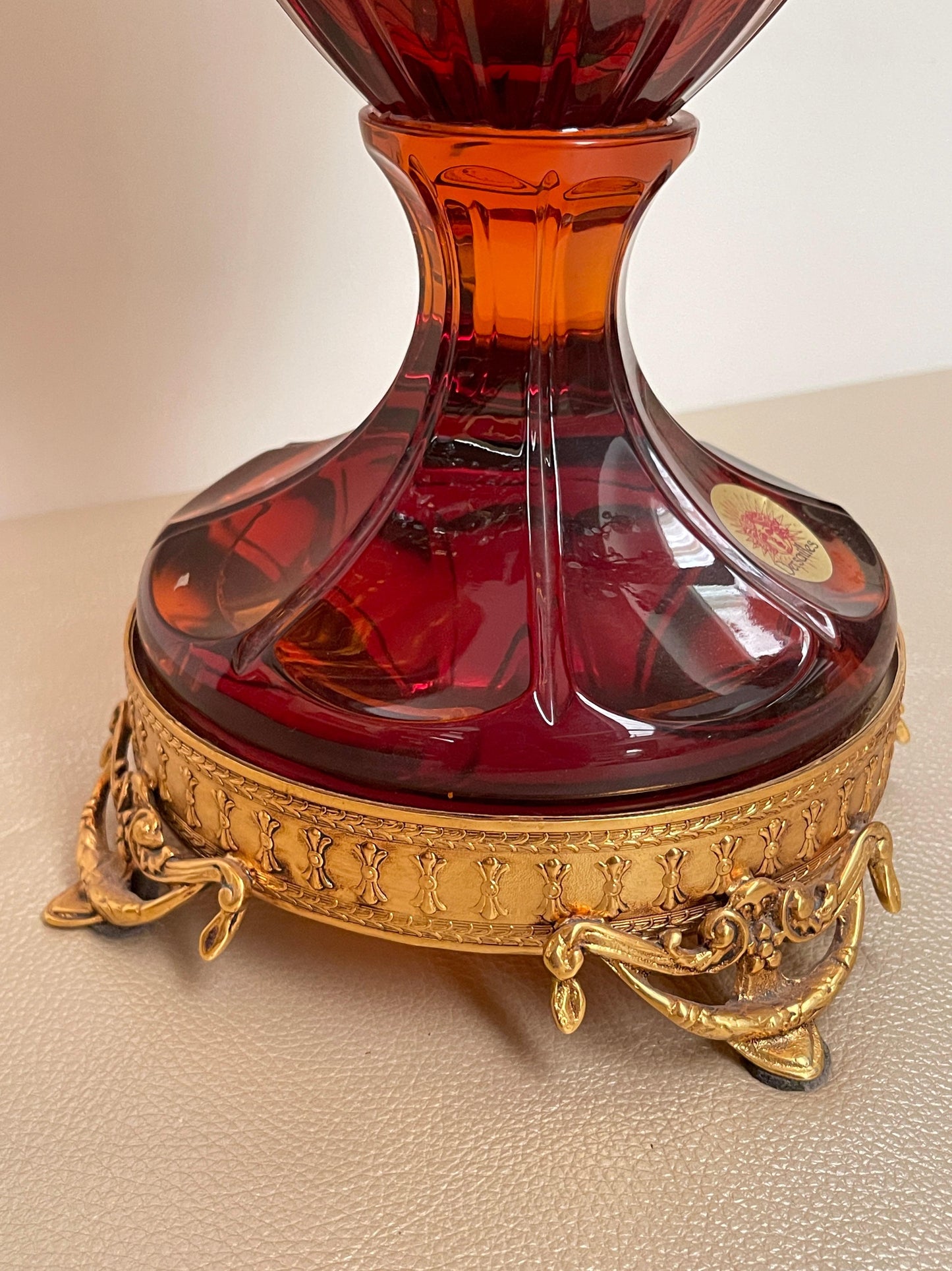 Vaso in Cristallo Soffiato Ambra con Montatura in Bronzo Dorato – Stile Neoclass