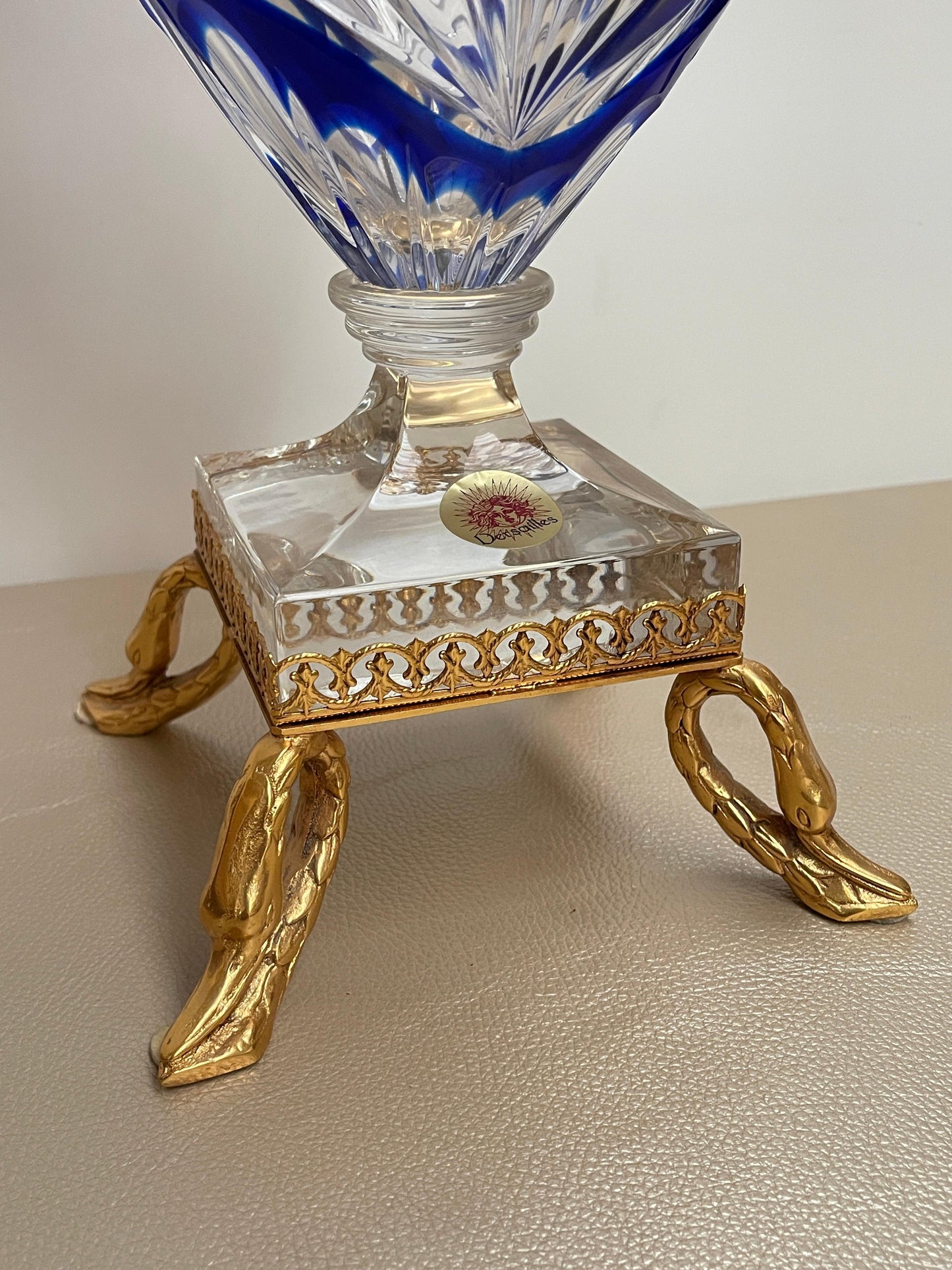 Anfora in cristallo blu e oro stile Versailles – Eleganza francese d’epoca.