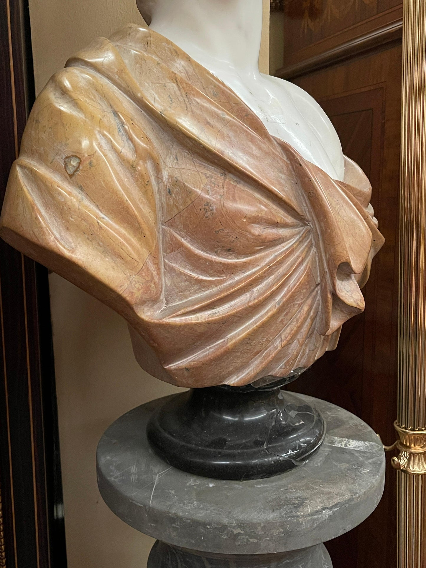 Busto in Marmo Policromo di Giovane Donna con Corona di Uva – Stile Neoclassico