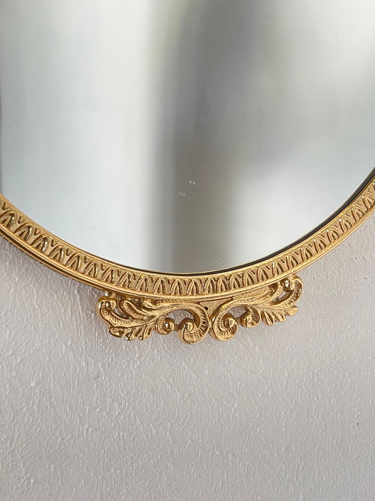 Specchio ovale dorato con cornice decorata - Eleganza classica italiana