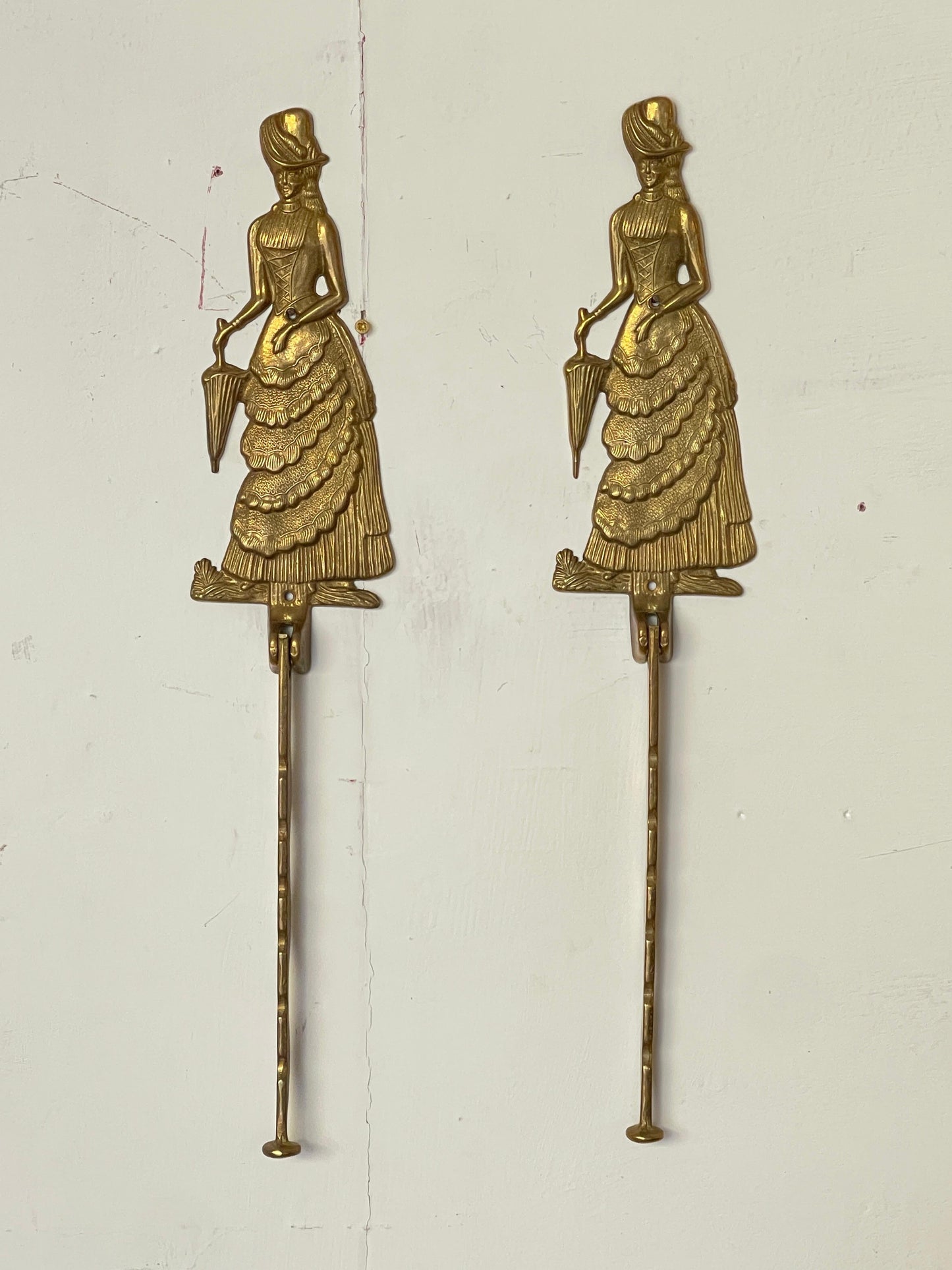 Coppia di appendiabiti da parete in ottone – Figure femminili stile liberty