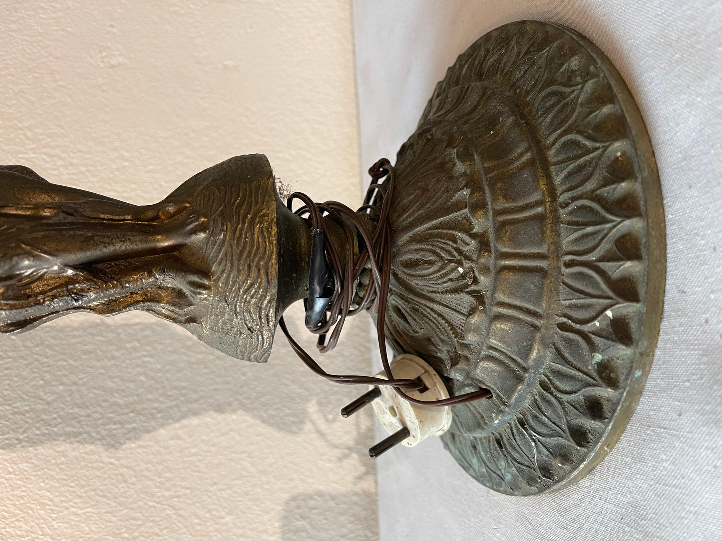 Lampada da tavolo ladies in bronzo e vetro bianco opale anni '50